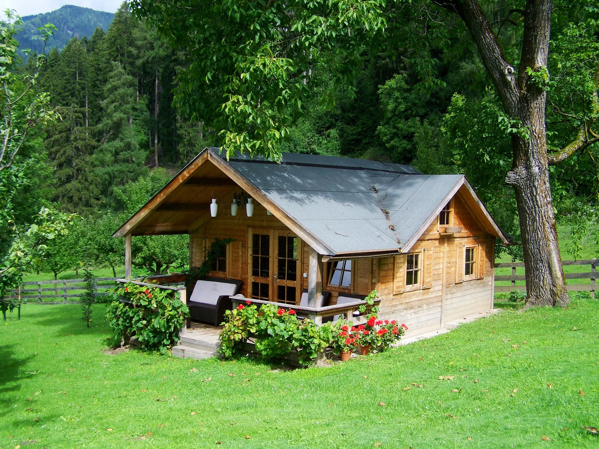 small-wooden-house-906912_1920.jpg