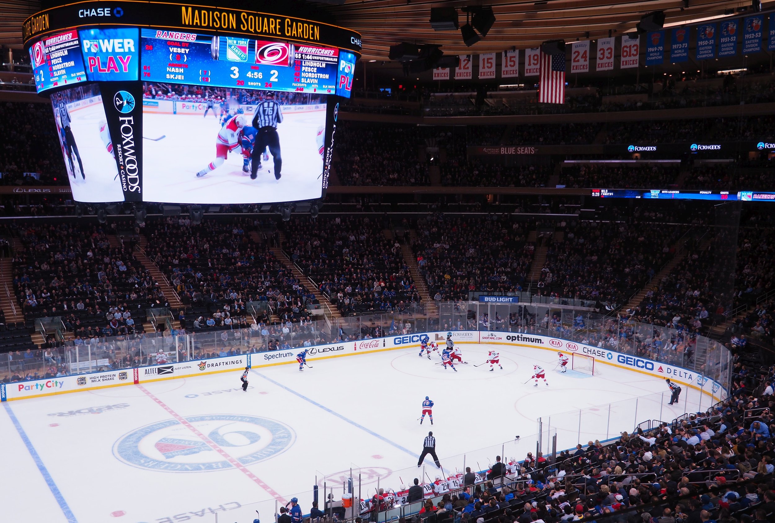 Tiistai: Sateinen päivä New Yorkissa. Messunäyttely saatu valmiiksi. Iltaohjemana New York Rangersin peli Madison Square Gardenilla