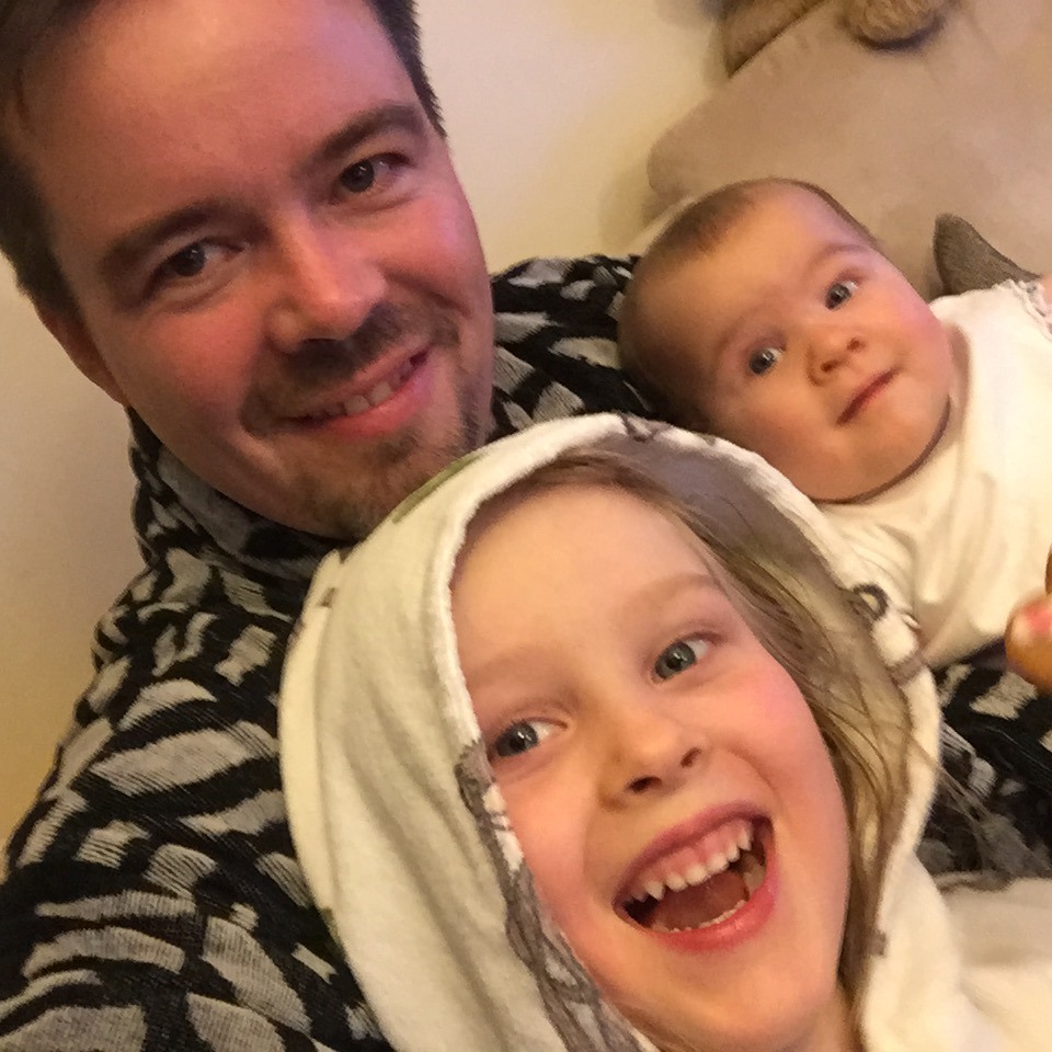 Sunnuntai: Pitkän viikon jälkeen kotona, tytöt odottivat itse tehtyjen pipareiden kanssa. Kuva saunan jälkeen.