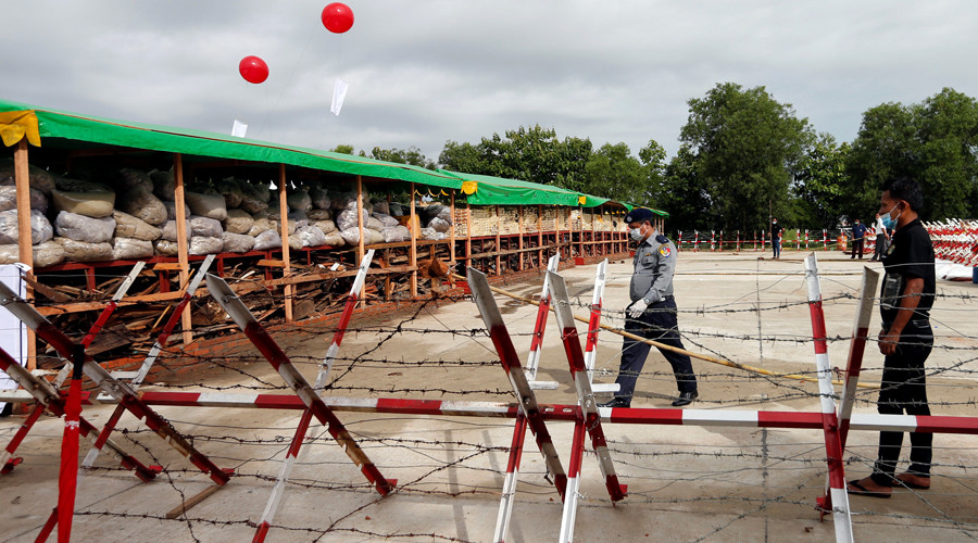 Police officers prepare to destroy seized drugs outside Yangon, Myanmar © Soe Zeya Tun / Reuters