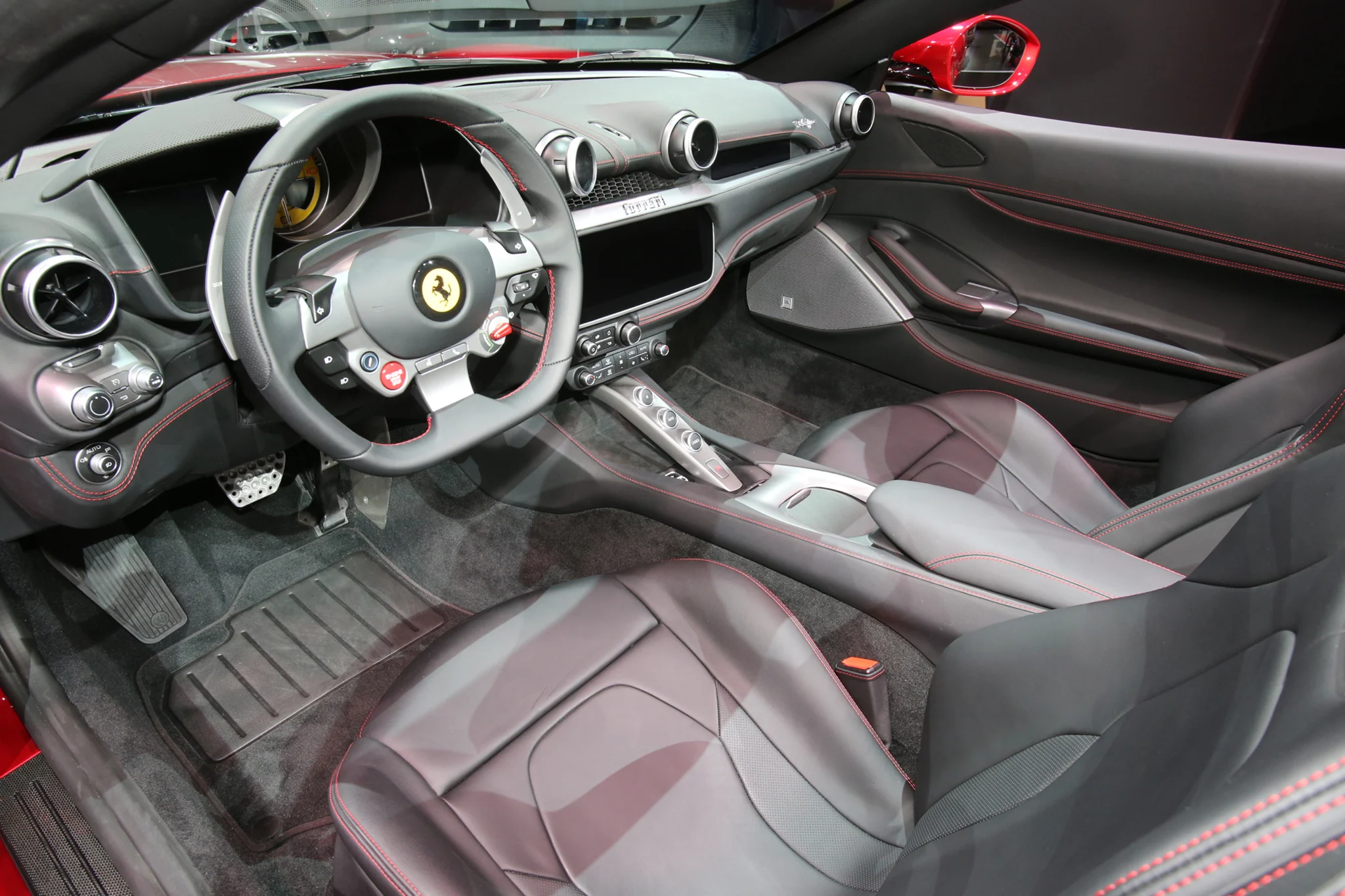 2019-Ferrari-Portofino-cabin.jpg