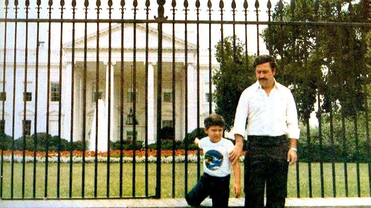 Pablo Escobar with his son, posing in front of the White House in 1981. Sebastian Marroquin/Sins of my Fa ther