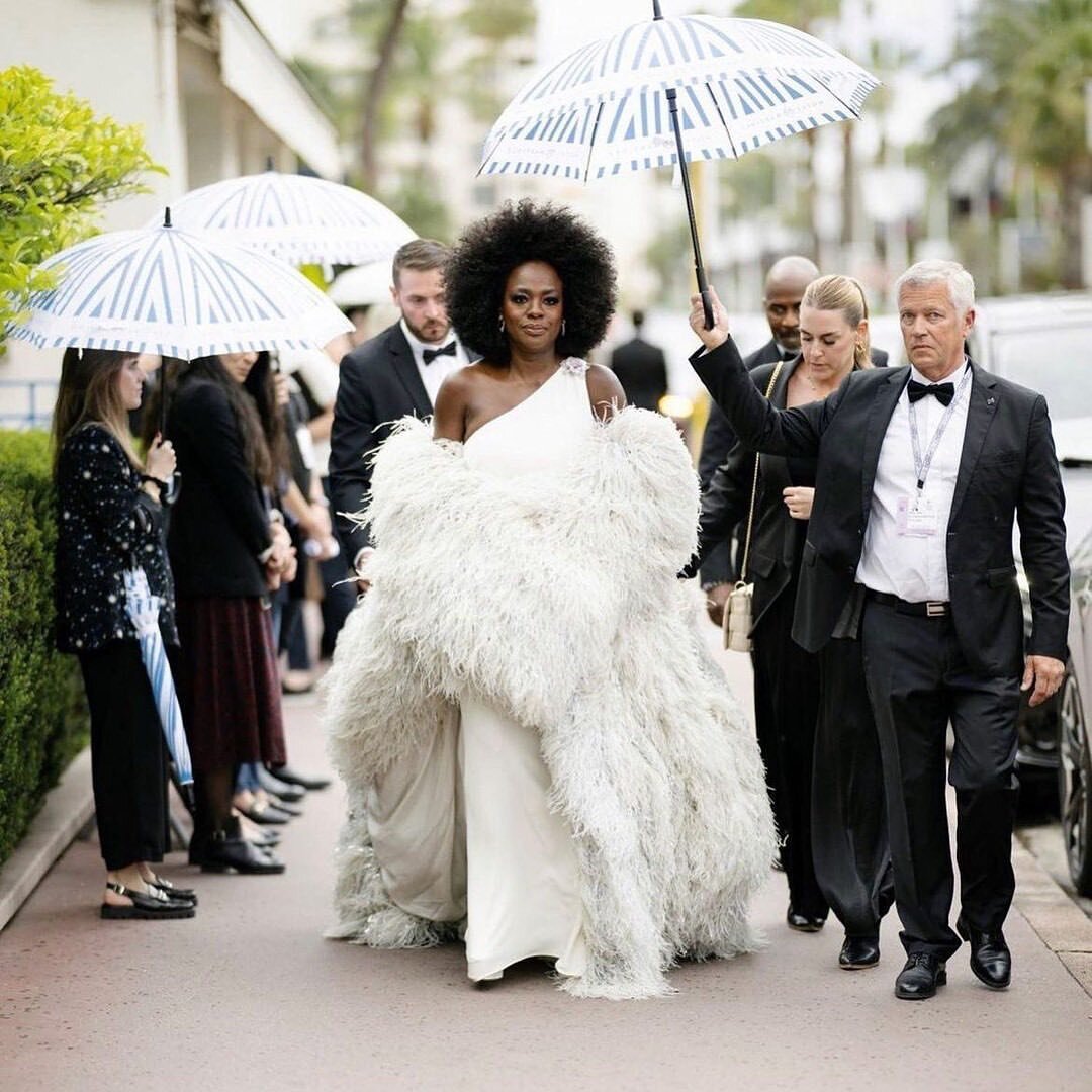 Our kind of wedding day entrance attire &bull; Go big or go home &bull;
//
Posted @withregram &bull; @overthemoon @violadavis is gorgeously glam (and giving us major bridal inspiration) in a one-shoulder @maisonvalentino dress and feathered jacket at