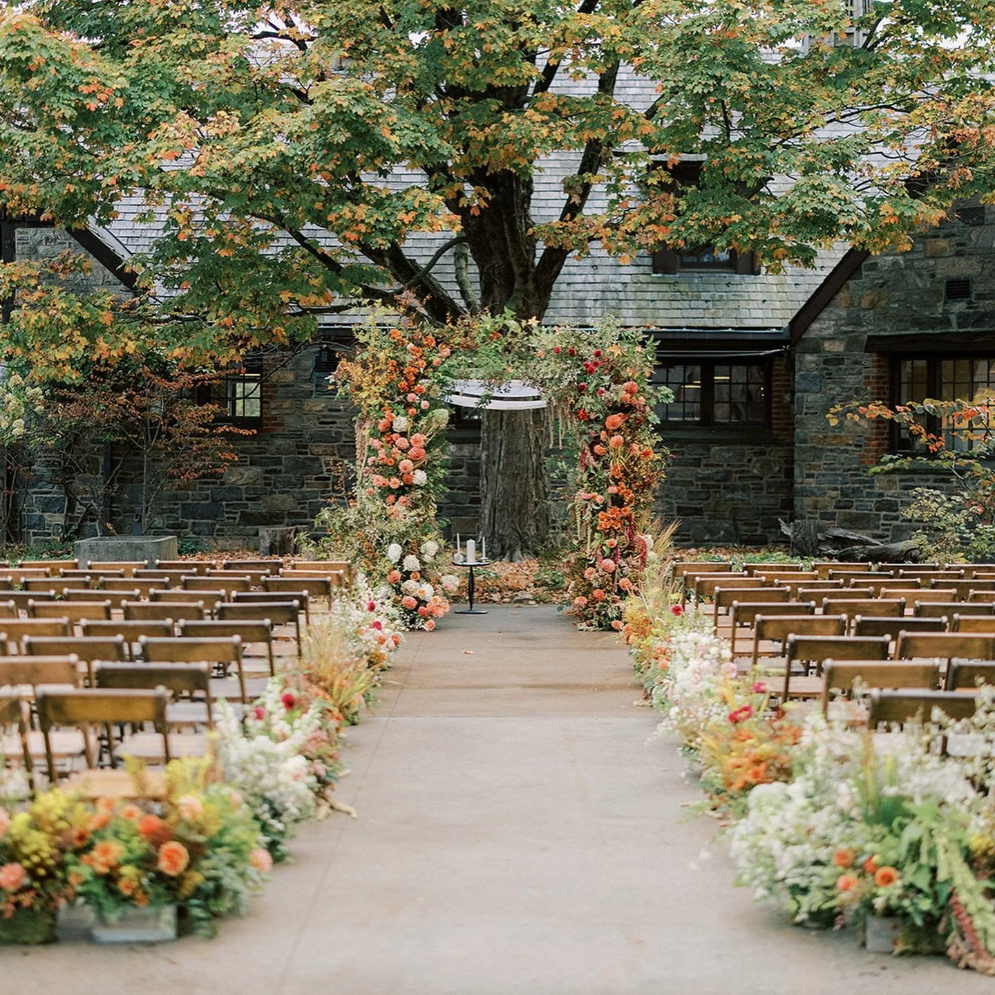 When the planner and florist @denisefasanello collaborate easily and the stars align, you have a chuppha that matches the ceremony tree at @bluehillfarm perfectly 👌🏻 
•
Wish we had multiple Octobers 🍁 
•
@edward__winter 
@moonandbackco