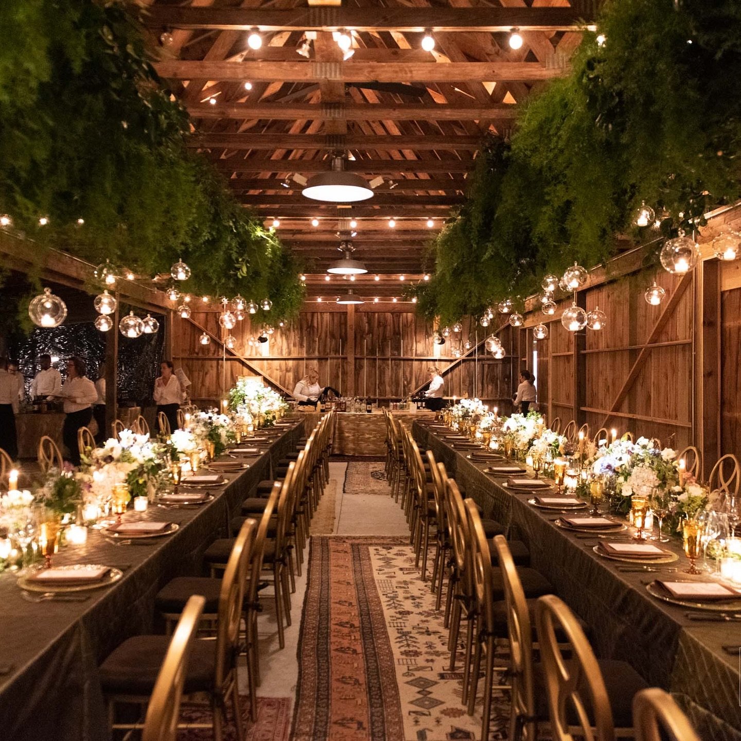 An oldie but goodie rehearsal dinner, everyone loves because it feels warm, fall, and festive for a date just before the start of the holidays. It&rsquo;s a delicate balance to hit. 
&bull;
@ashleydouglassevents 
@laurenlarsenstudio 
@fleursnyc 
@soc