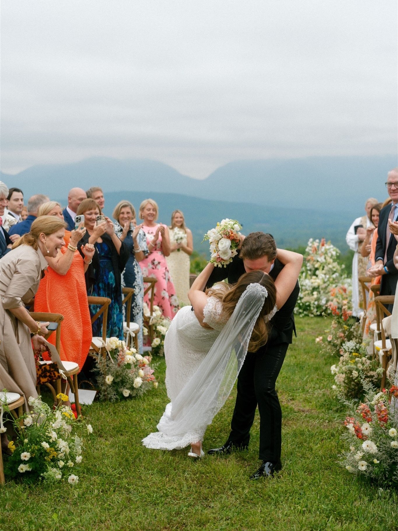 Thank you to @caratsandcake for sharing Kenna and Millers sweet mountain top nuptials and wedding celebration that could not have been more these two. The sweetness and romance of nostalgia lead us to the charming @deermountaininn and the greater #ca