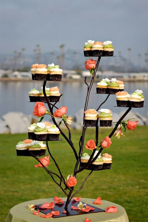 There's just something about the presentation of these cupcakes that caught my eye. I am loving the gentle colors and the way this wedding couple worked roses into their untraditional wedding cake. 