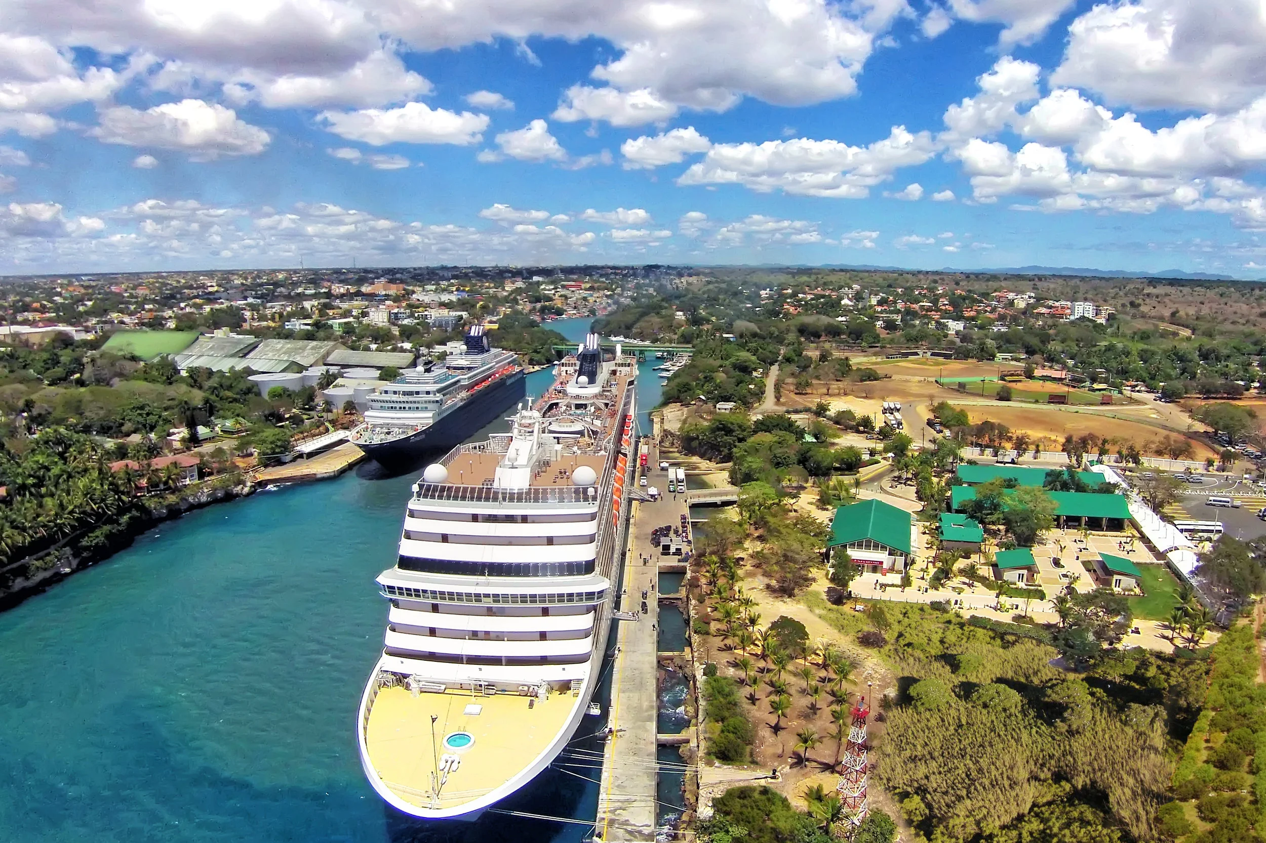 Vista área de dos cruceros en Puerto de La Romana.jpg