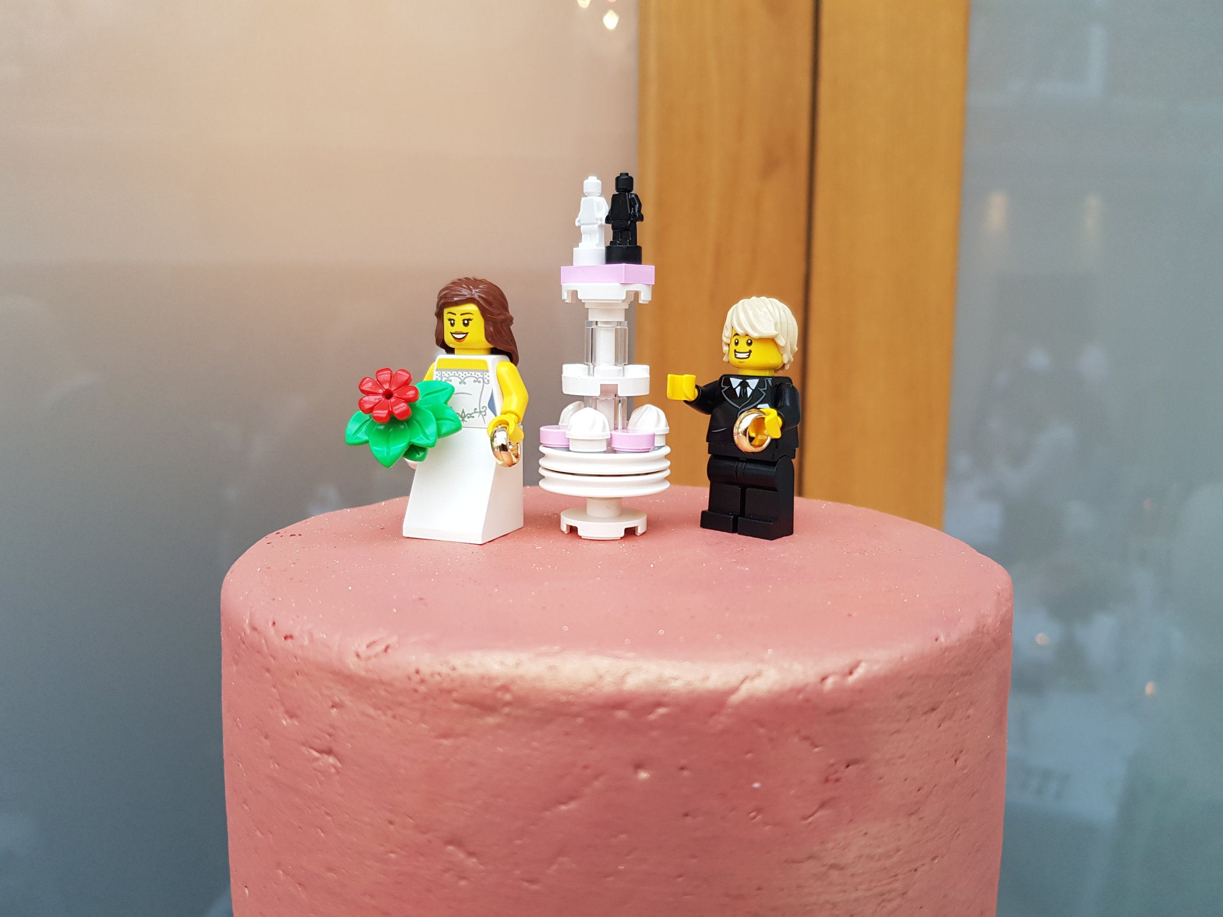 Wedding photo ideas: Lego bride and groom wedding cake topper
