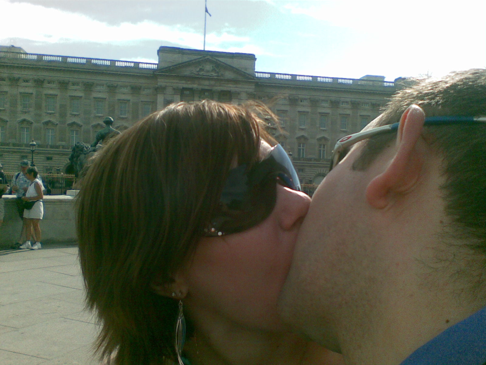 Kissing in front of Buckingham Palace