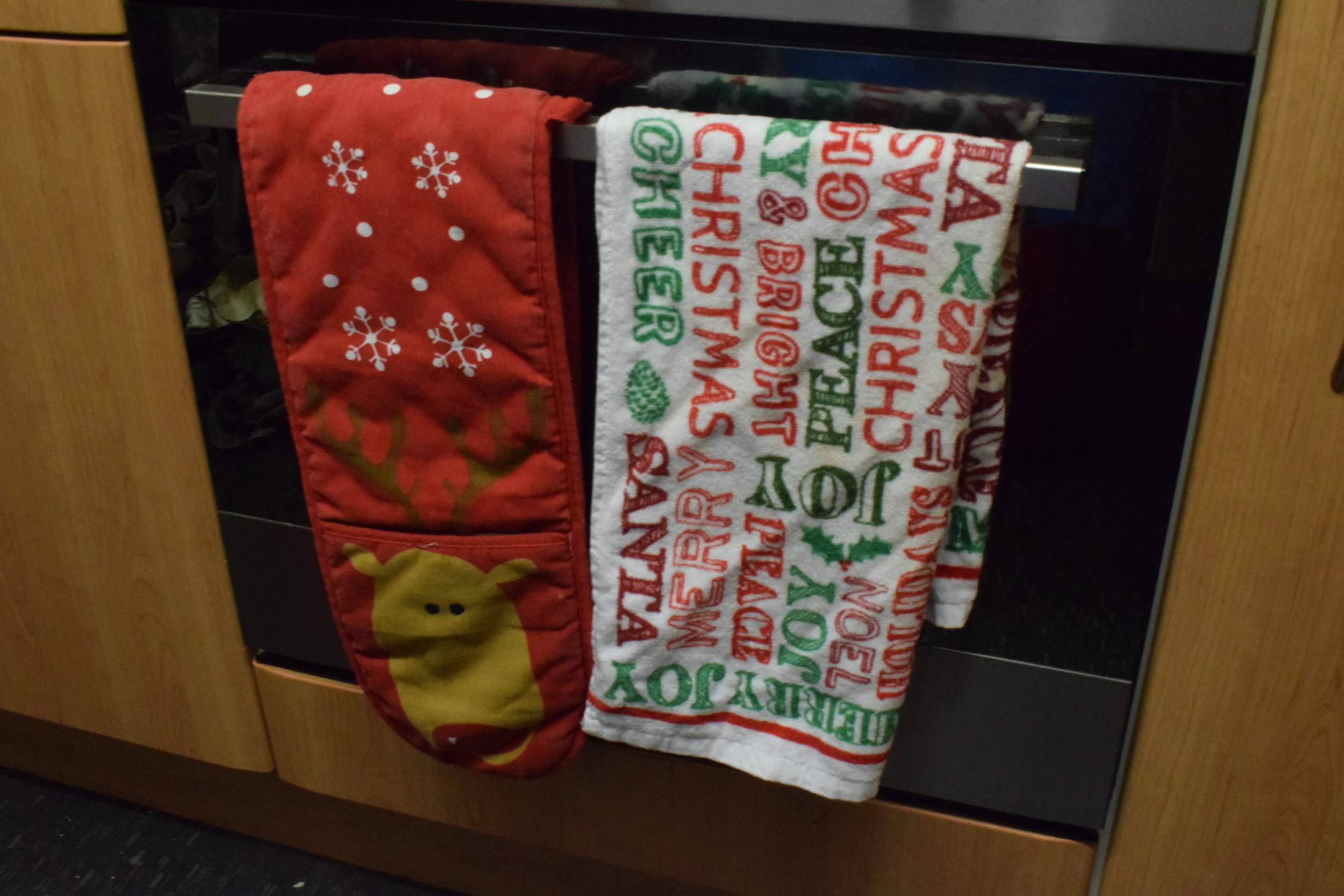Christmas oven gloves and tea towel