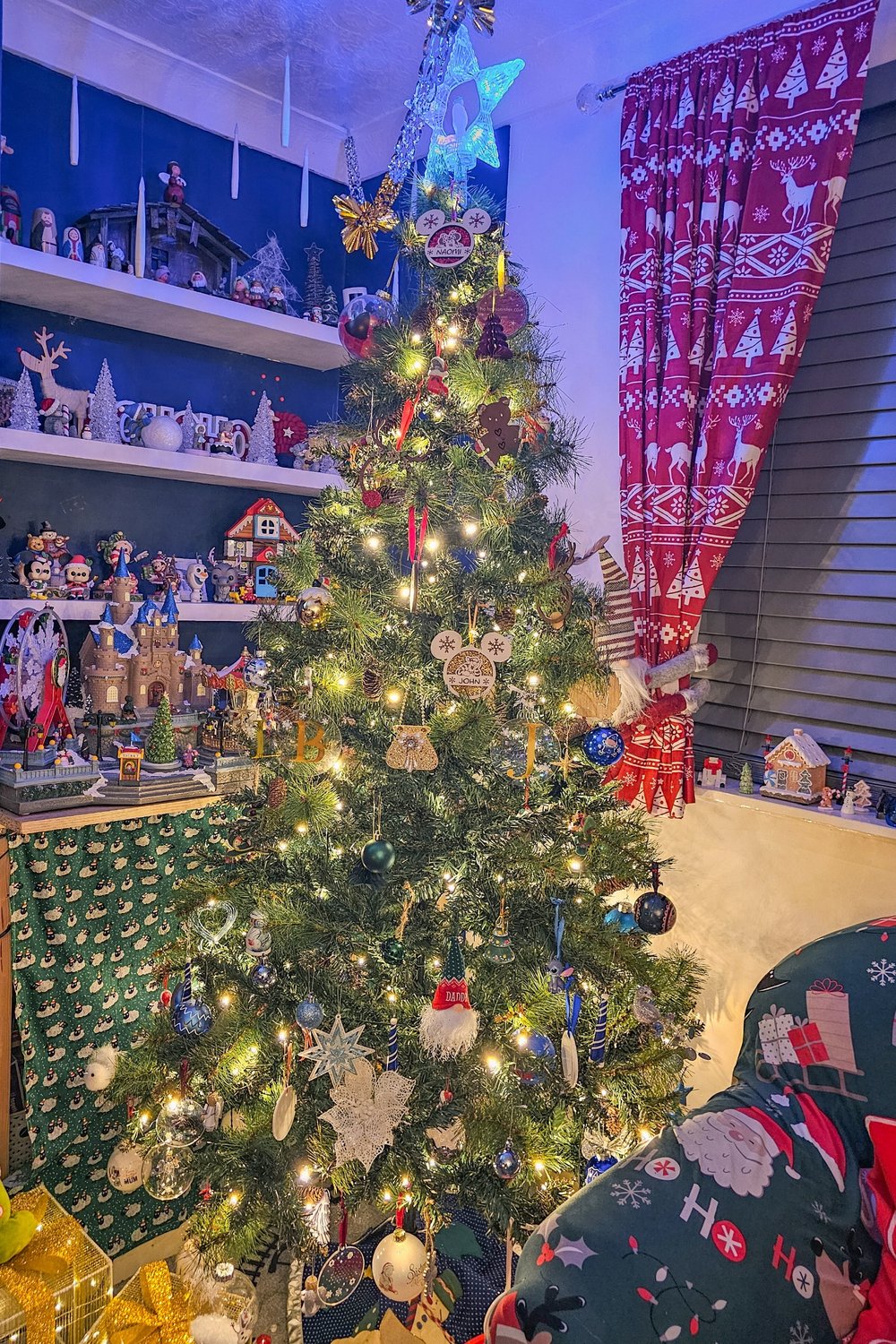 Pre-lit 7ft Christmas tree