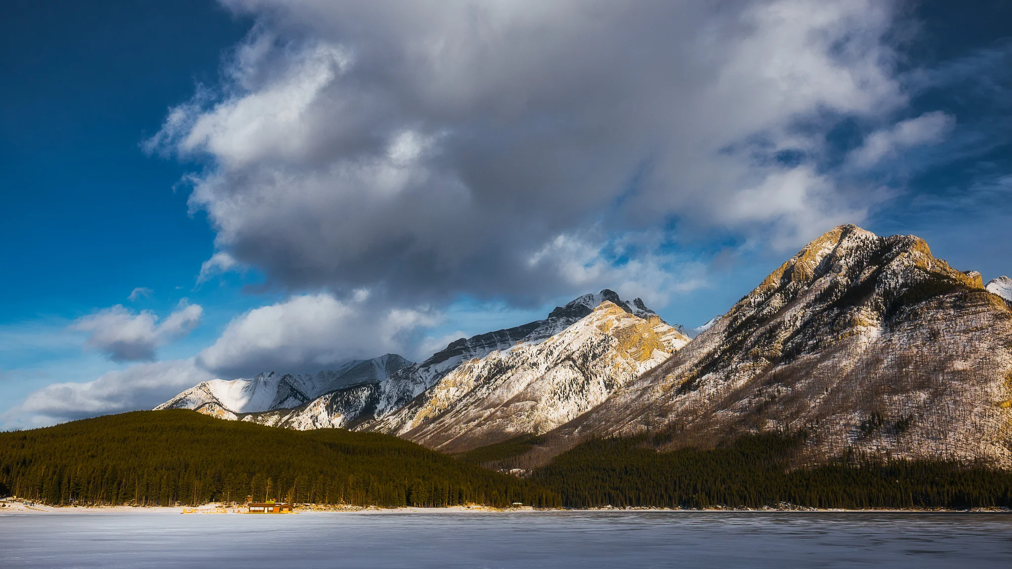 LAKE MINNEWANKA HUT