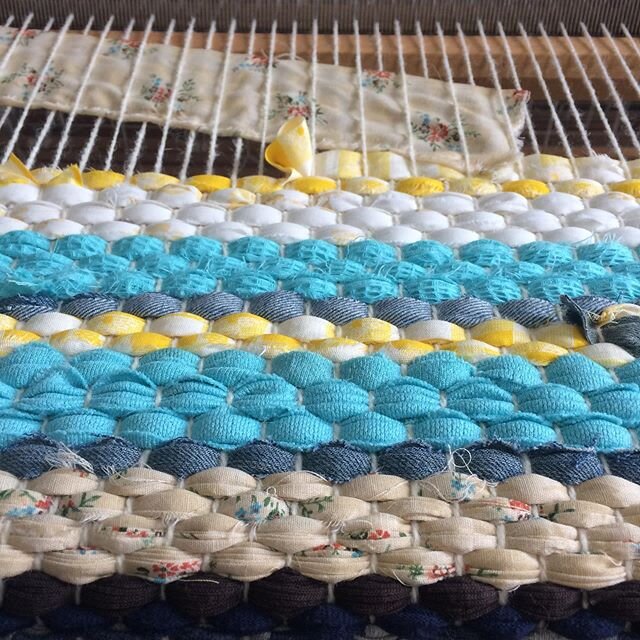 Rag rug classes are back this spring!  A beautiful way to upcycle your old clothes! Check out our schedule and register on our website! .
.
.
.
.
#textileworkshop #fiberstudio #textilestudio #fiberworkshop #weaving #weaversofinstagram #upcycle #upcyc