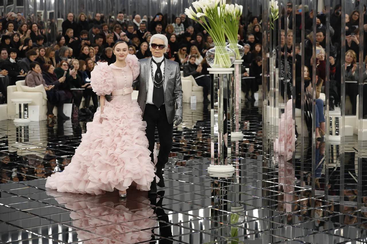 Lily-Rose-Depp-et-Karl-Lagerfeld-lors-du-defile-de-mode-Chanel-au-Grand-Palais-a-Paris-le-24-janvier-2017.jpg