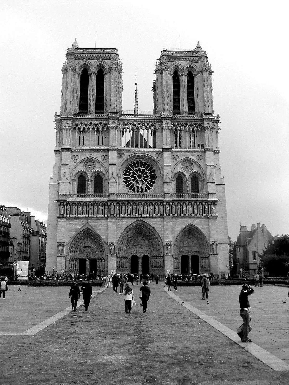 1200px-Notre_dame_de_paris_en_octobre_2006.jpg