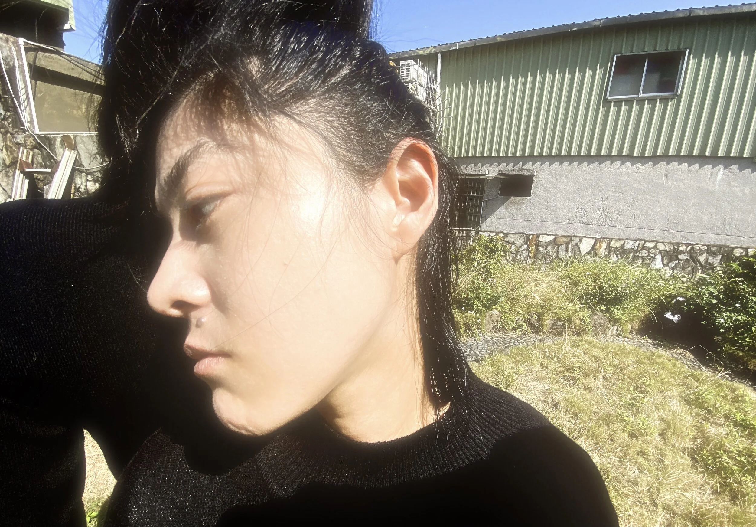 Klaire Wu 克萊兒演員/副導kLaire is a Taiwanese singer, composer and poet. She sings from Blues, Bossa nova, Classical to Folk music. Also known as lead vocal to Fabric Factory.  「選擇音色、選擇配器、選擇物件、選擇動詞、選擇名詞、選擇字首、選擇字根、選擇對手、選擇情感、選擇位置、選擇角色、選擇進入選擇不進入，選擇盡然選擇不盡然。選擇…