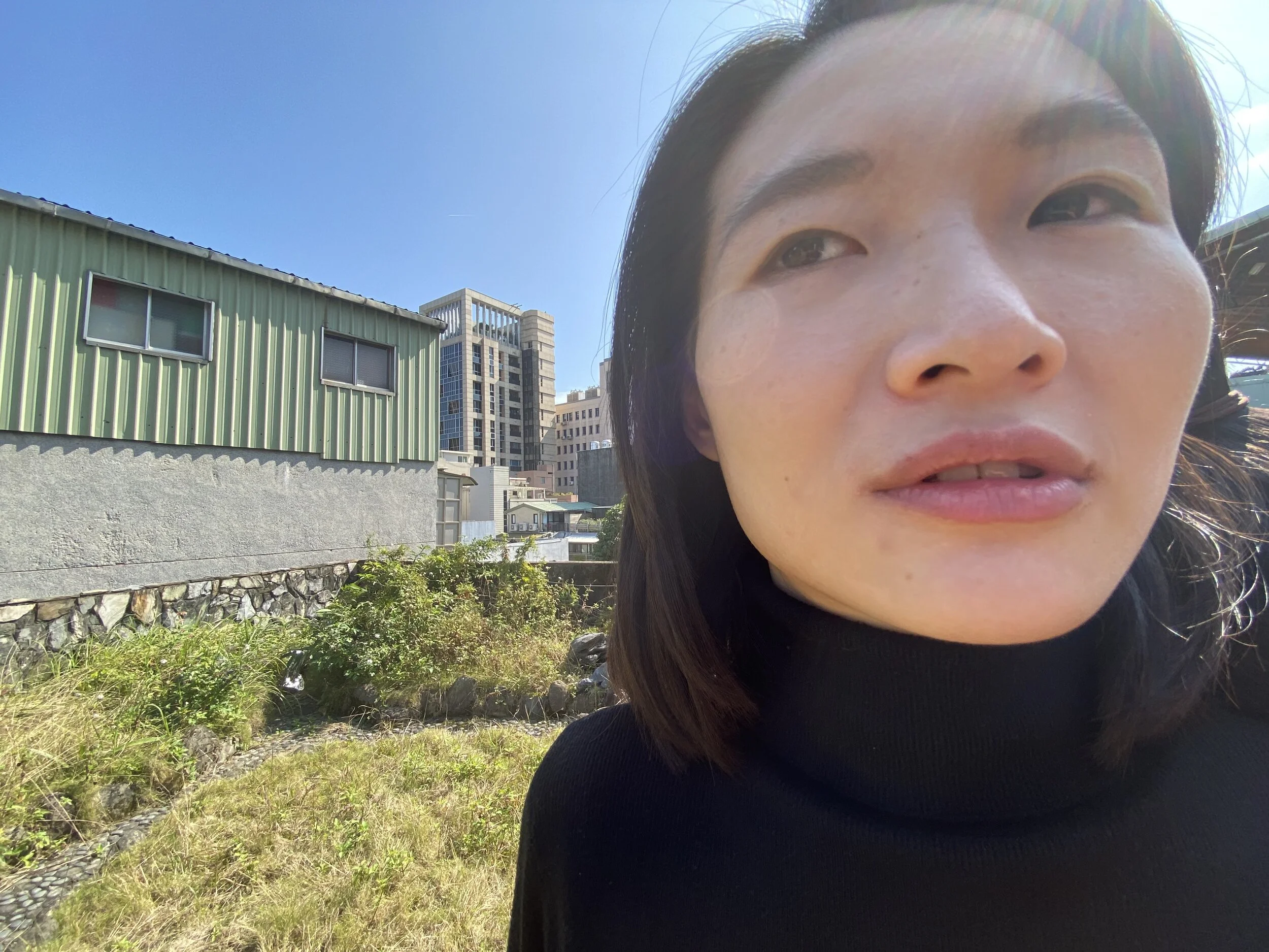 張硯雰演員喜歡異文化新知識，期望旅行世界角落，動物成癮者。自相矛盾，所以時常擺盪在現實與理想的兩端，偶爾衝動便一往無前。在學時期擔任本系畢業公演女主角，中間流轉數年，直至2017年始演出電影和獨立製片，2018年起參與電視劇與MV演出。近期由於念念不忘在舞台上的感覺，也持續尋找舞台演出的機會。 🎬表演經歷： 電影2017 韓國電影《北風》2018 台灣電影《江湖無難事》2018 台陸合拍電影《繩角》2019 台灣電影《售命》2020 台灣電影《哭悲》短片2018 龍華大學文創系畢業製作《琲紅…