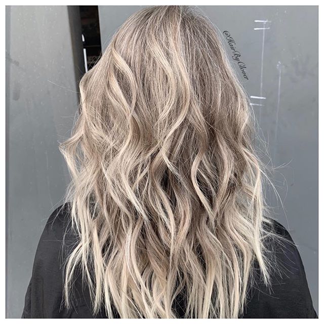 ⚡️Full head of Baby lights with Natural Root⚡️ &bull;
#myfavorite #hushhushbangbang #blonding #blondehair #blond #blondehighlights #blondesofinstagram #blondespecialist #dimensionalblonde #hairstyles #hair #haircolor #haircolorist #babylights #natura