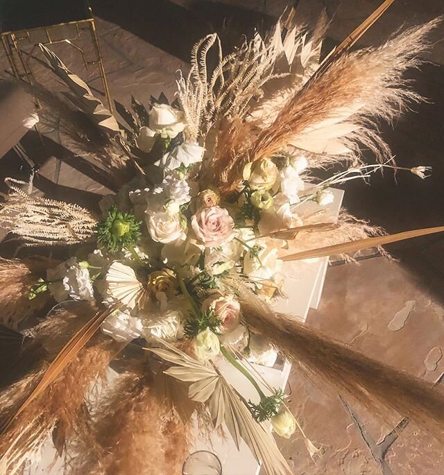 PAMPAS WONDERLAND 🌾🌸 // Santiago Estate + Vineyard Grand Re-Opening | Floral @losangelesfloralcouture .
.
.
.
.
#pampaspeople #bohohat #sunrise #landoscapes #interiorstyling #weddingdress #四国カルスト #luxurybedding #masterbedroomdecor #pampasgras #wedv