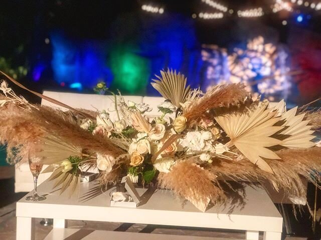 Happy Sunday 🌾🌸💗 // Santiago Estate + Vineyard Grand Re- Opening | Floral @losangelesfloralcouture .
.
.
.
#bloom #petals #garden #plants #daisies #photooftheday #flowerstagram #nature #floraldesign #floral #peonies #art #floweroftheday #macro #fl