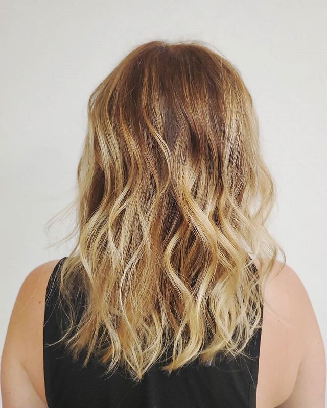 Out with the quarantine roots and in with fresh hair. Lifting spirits by eliminating those stressed out greys is my jam! Teasy-lights and balayage ✔ Root color ✔ Shadow-root ✔ Re-shaped layers✔ Fresh to death 🔥🔥🔥