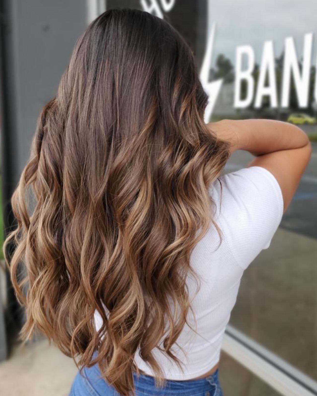 Client hadn&rsquo;t had her hair done in about 2 years &amp; came in to touch up her balayage by 
@courtneyfosterhairandmakeup ❤️&zwj;🔥 
#balayage #caramelbalayage #brownbalayage #keunecolor #vibranthair