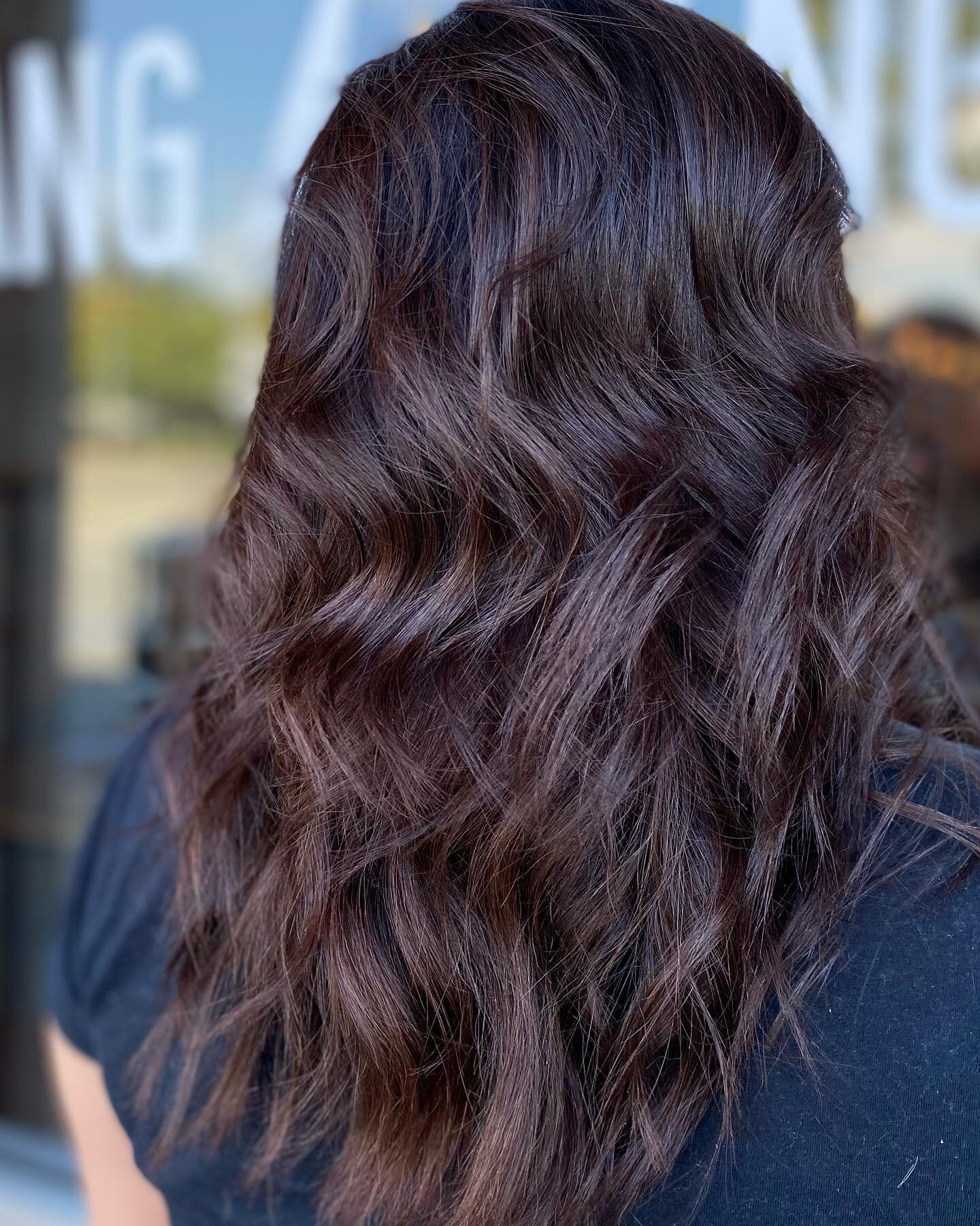 Swipe to see how lighting plays a part in your color! 
@bri_nanna.beauty