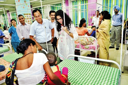 Operation Smile India Ambassador Nandana Sen vists with patients and family members in the Post-Operative Ward.