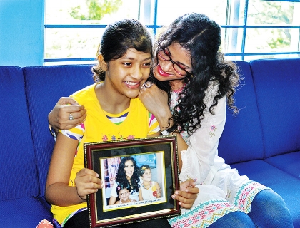 Operation Smile India Ambassador Nandana Sen receives a commemorative gift from Kiran Biswakarma an Operation Smile patient. Nandana Sen and Kiran met two years ago in Mumbai and were delighted to see each other again.