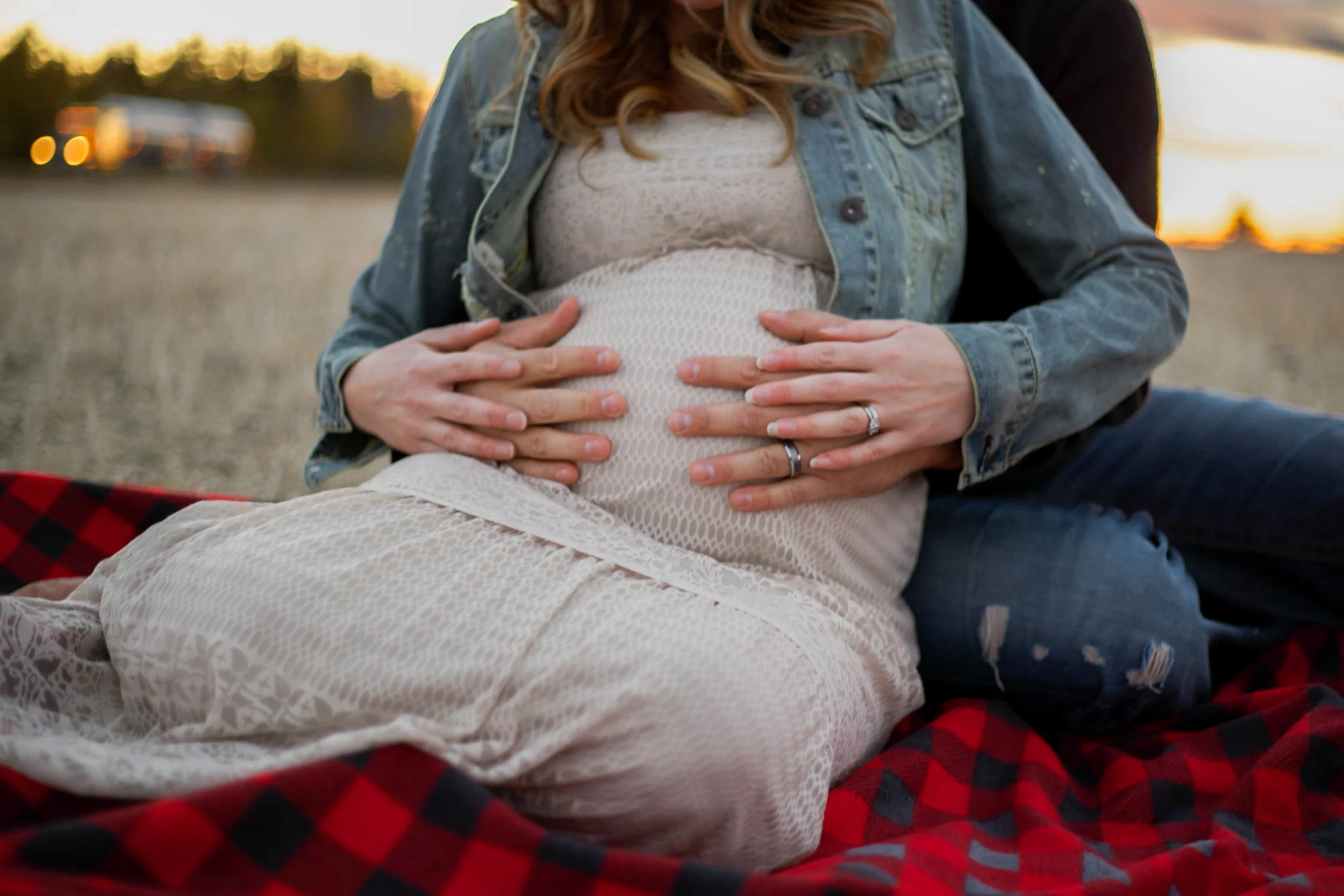 Husband and wife maternity shoot. Edmonton Photographer Lindsay Mills