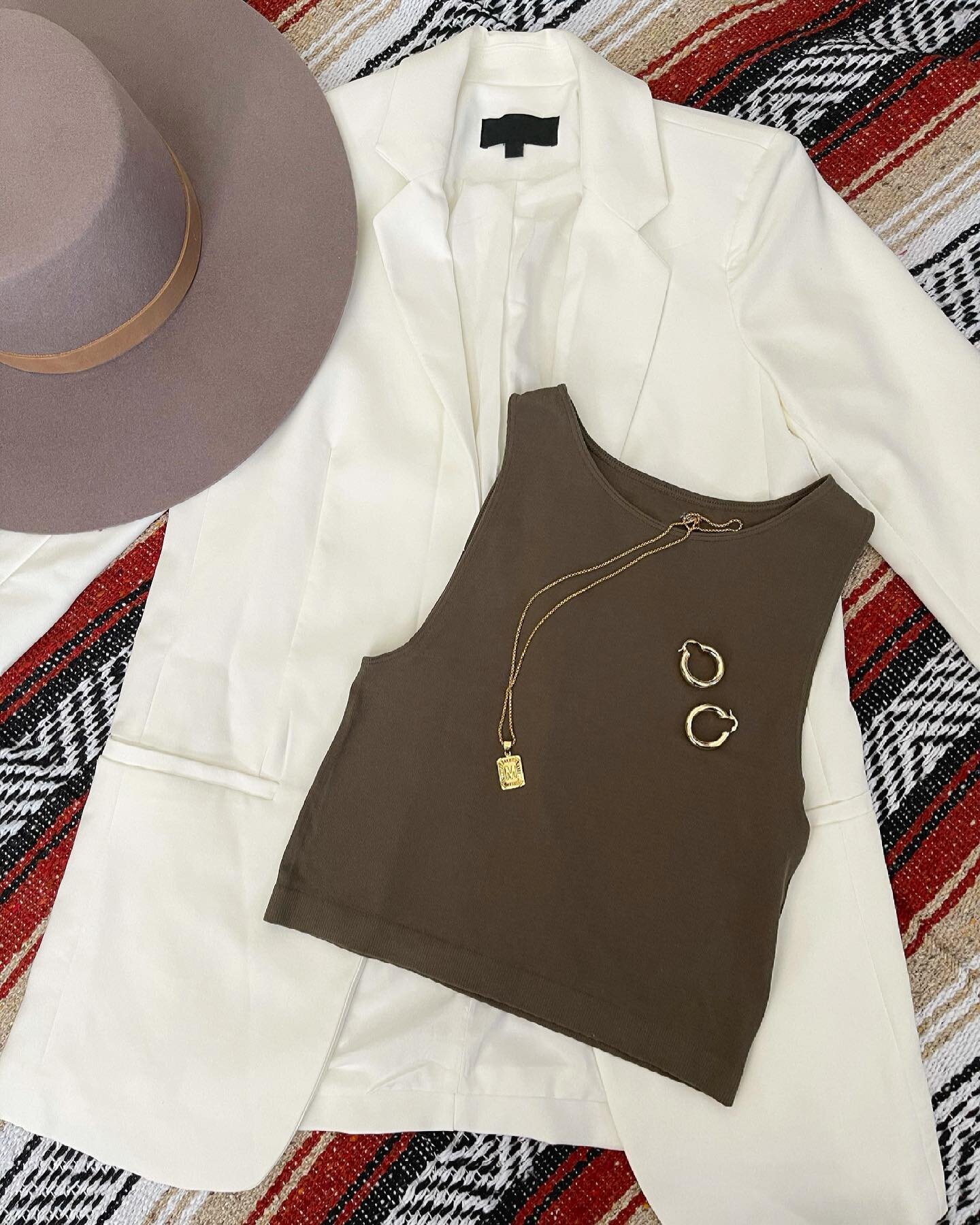 Amigas, did you love our super versatile Sage and Espresso Seamless Crops? We got good news! It&rsquo;s back in Moss (a darker olive green) and on the site. Ivory Blazer is also still available. ☁️ #ShopAEscondidas #LaTienditaEscondida