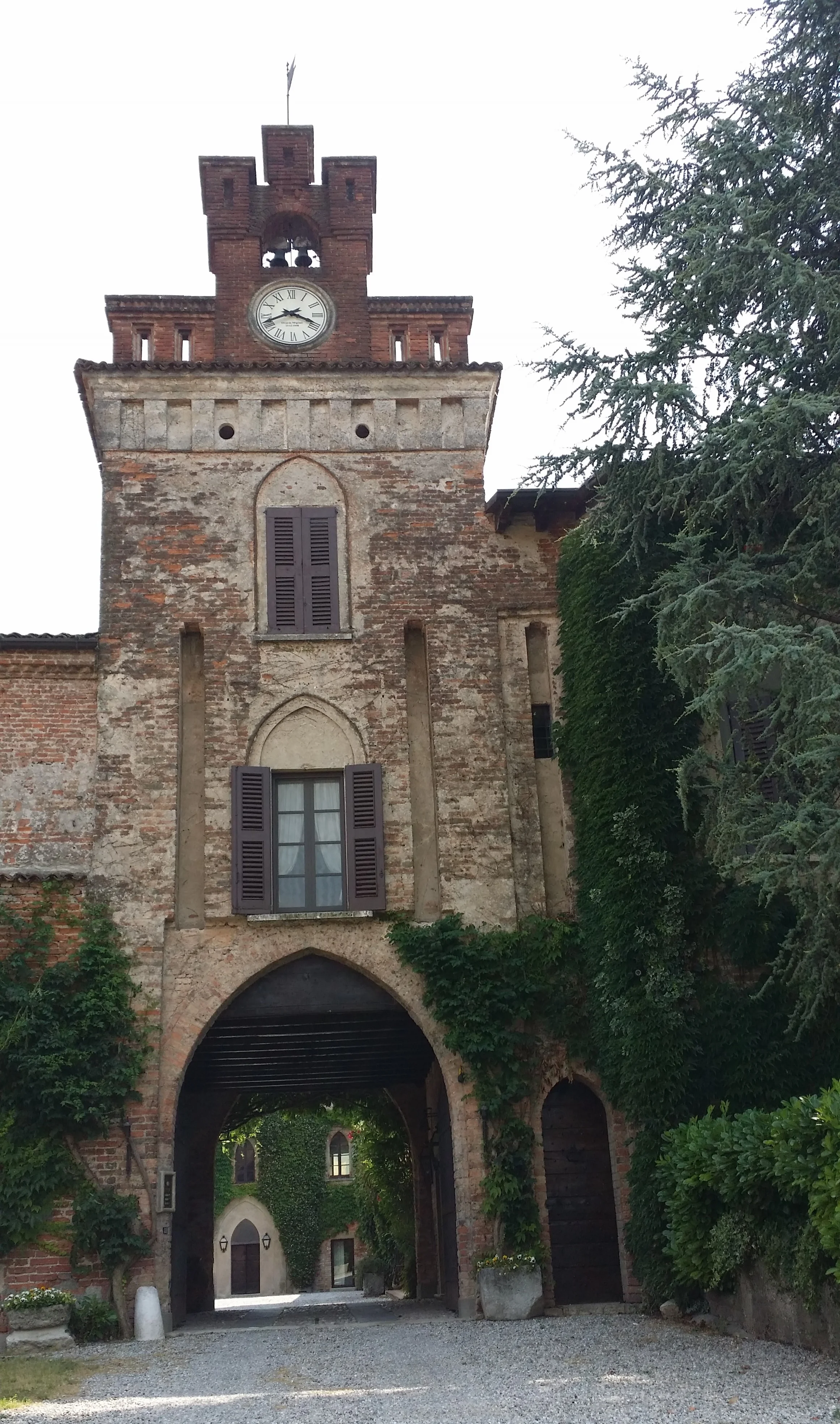 Torre con orologio, e androne sottostante che da' accesso alla corte interna