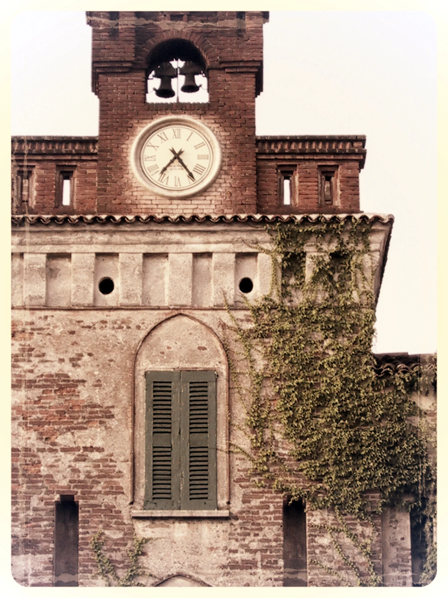 La Torre con orologio e campane - aggiunta nel settecento alla pre-esistente struttura fortificata medioevale