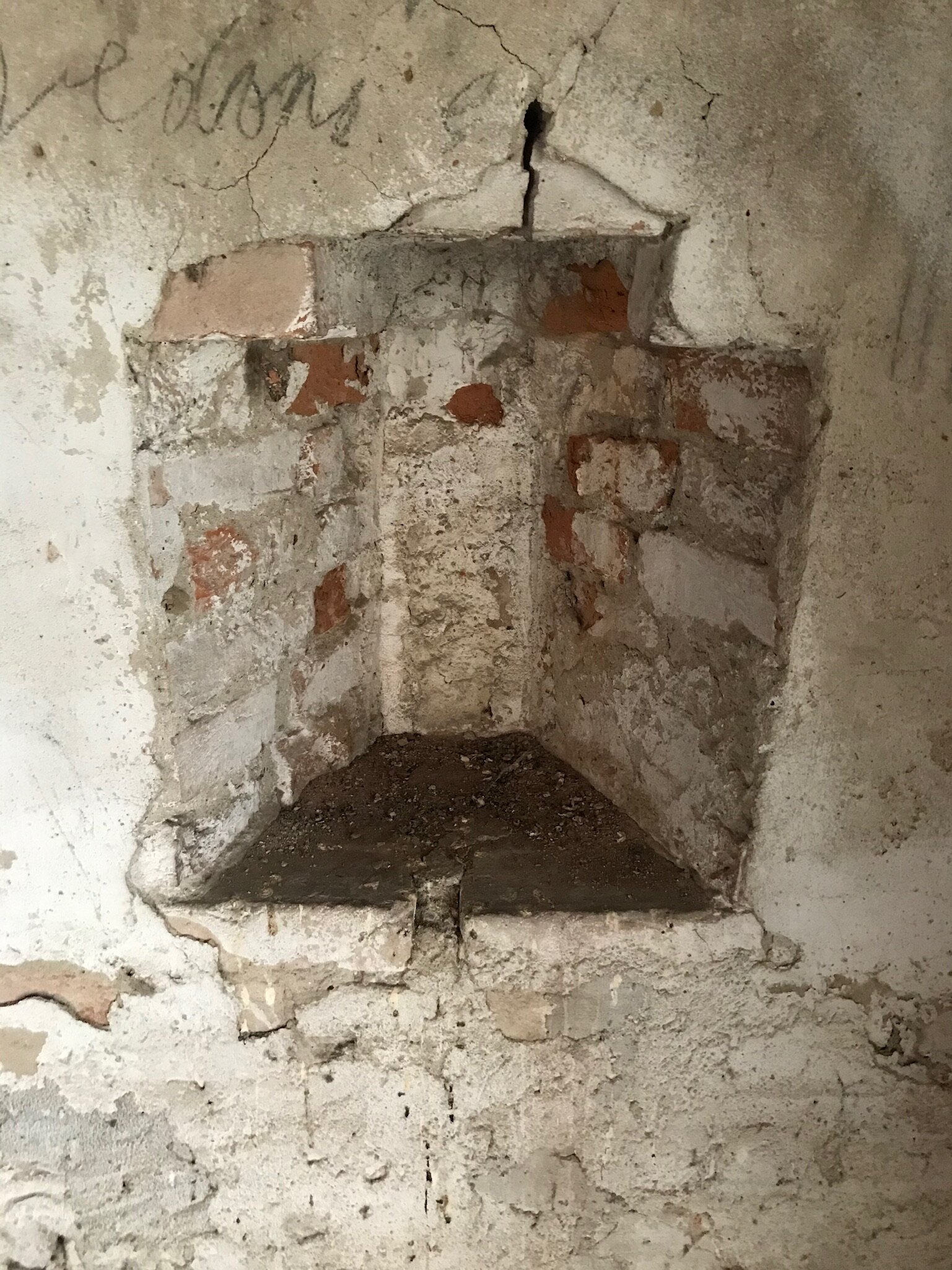 Castelvecchio - Muri consumati e scritte, testimonianze di vita