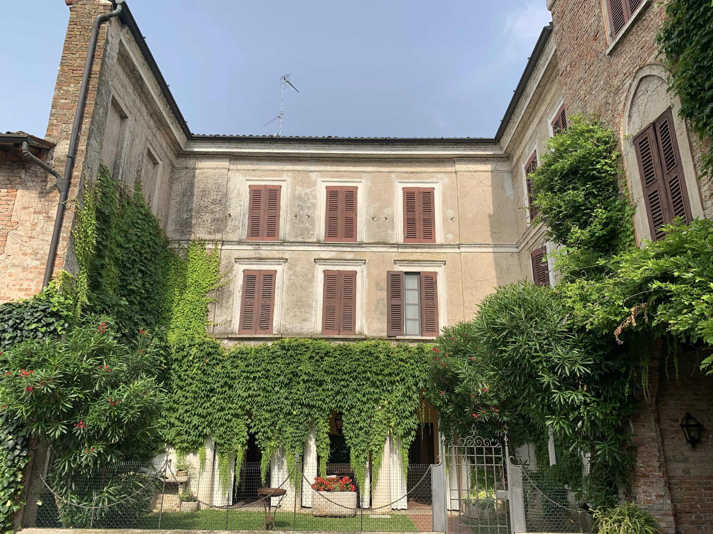  Facciata settecentesca con portico e colonne di marmo Botticino 