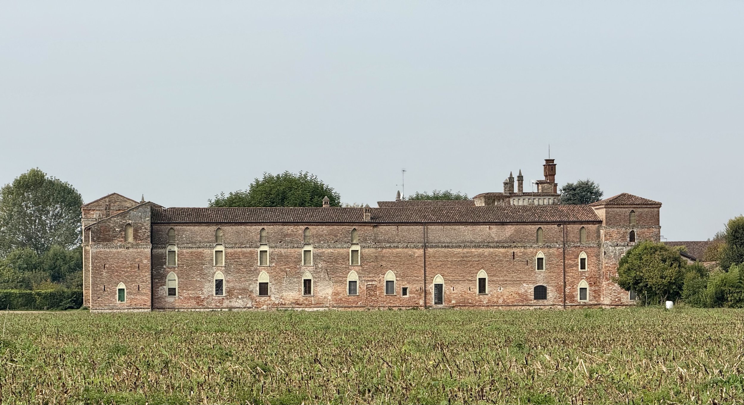  La campagna intorno e vista del castello arrivando dal paese 