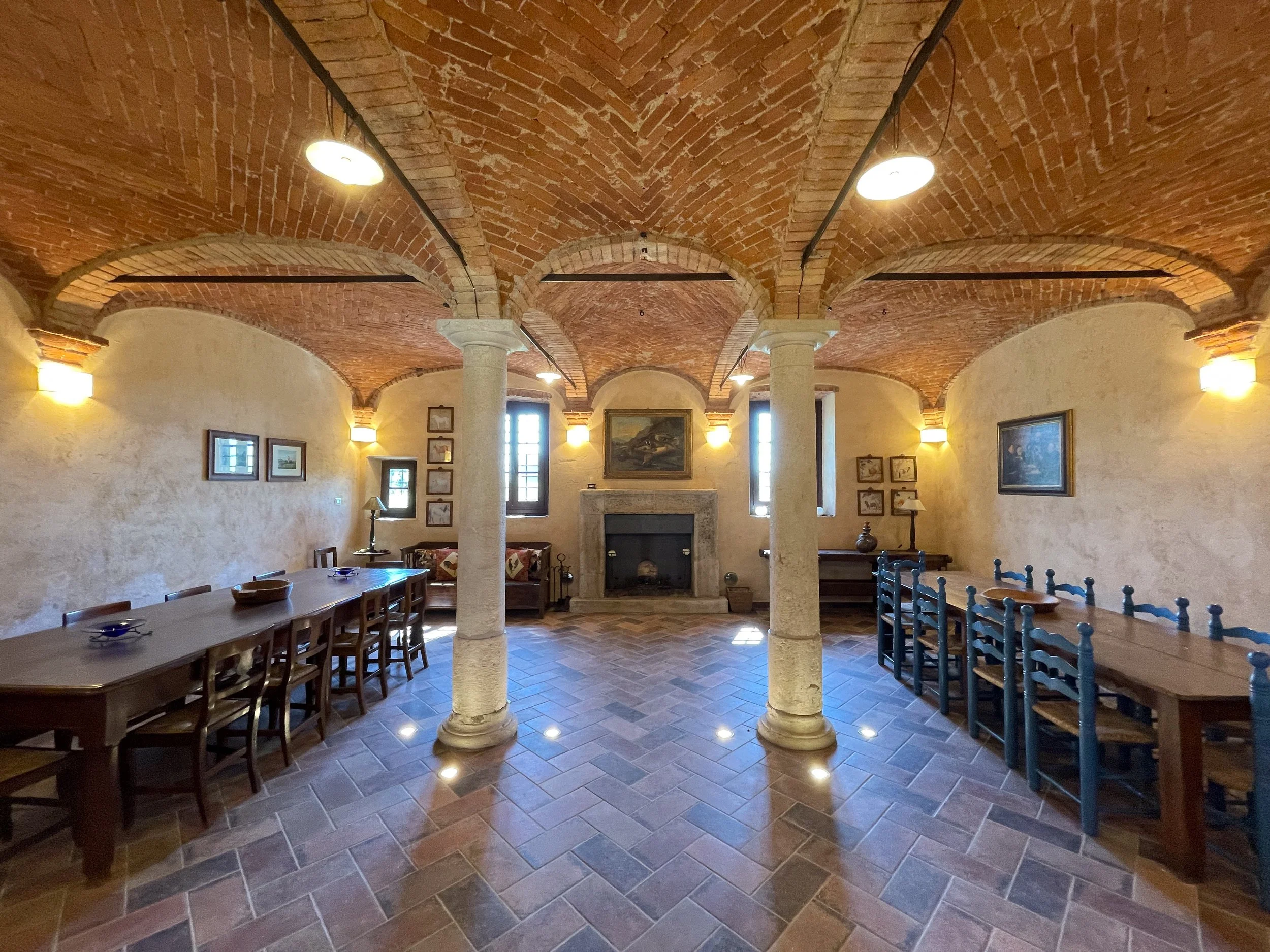  Scuderia quattrocentesca, con soffitti di mattone ad arco ribassato e colonne di marmo locale Botticino. 