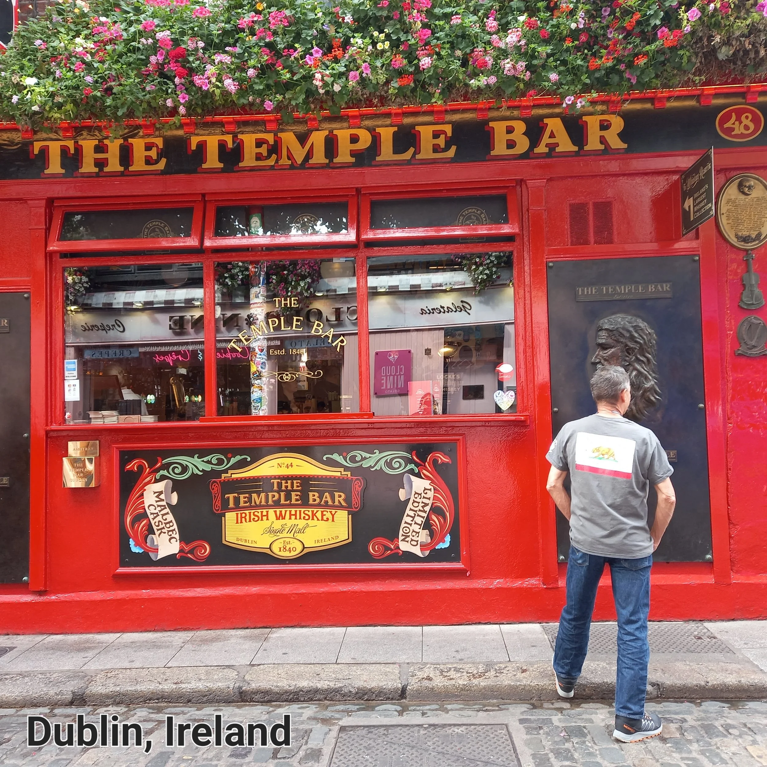 Temple Bar, Dublin,Ireland.jpg
