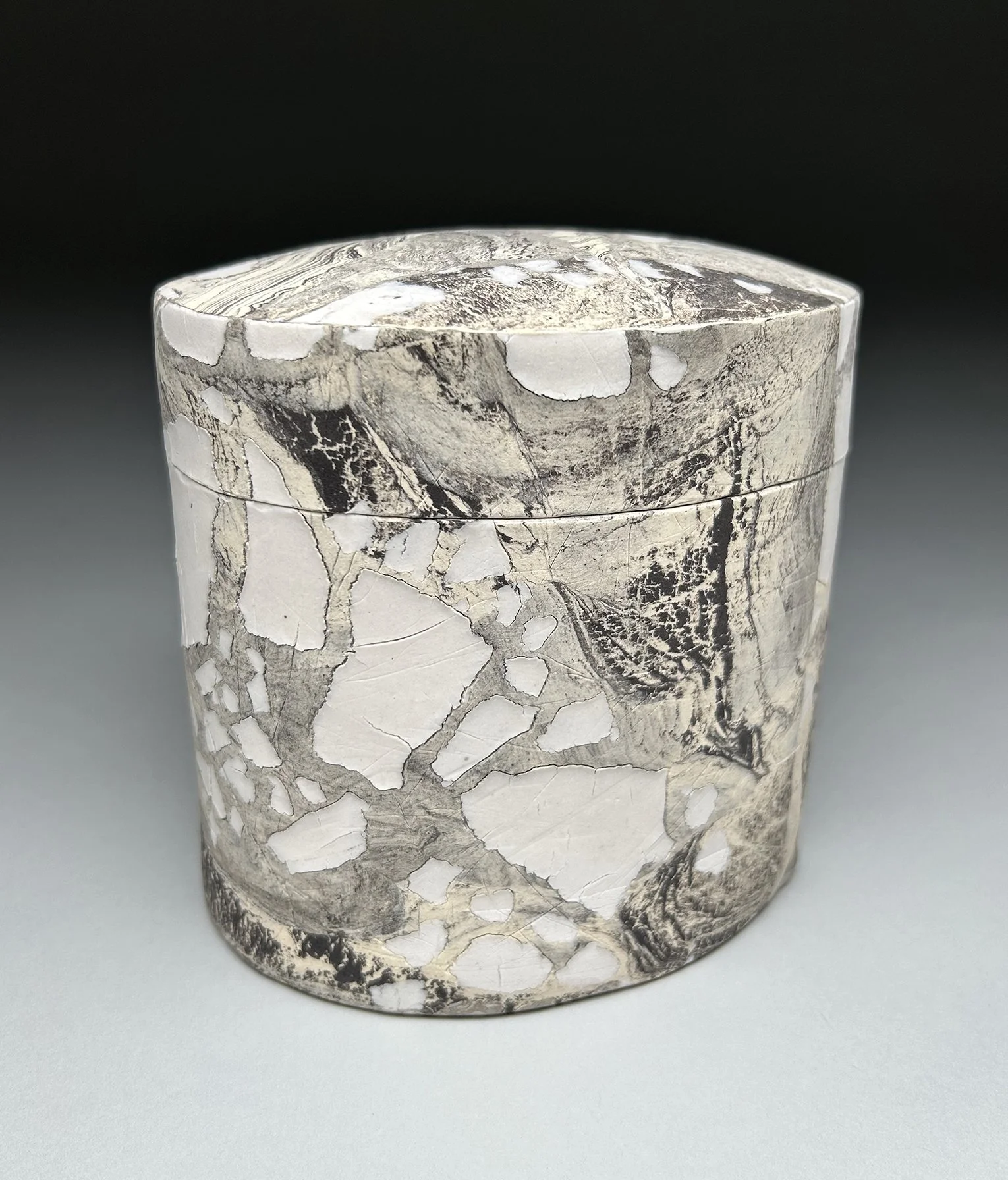 Monolite Dormiente Urn 2 - Back detail