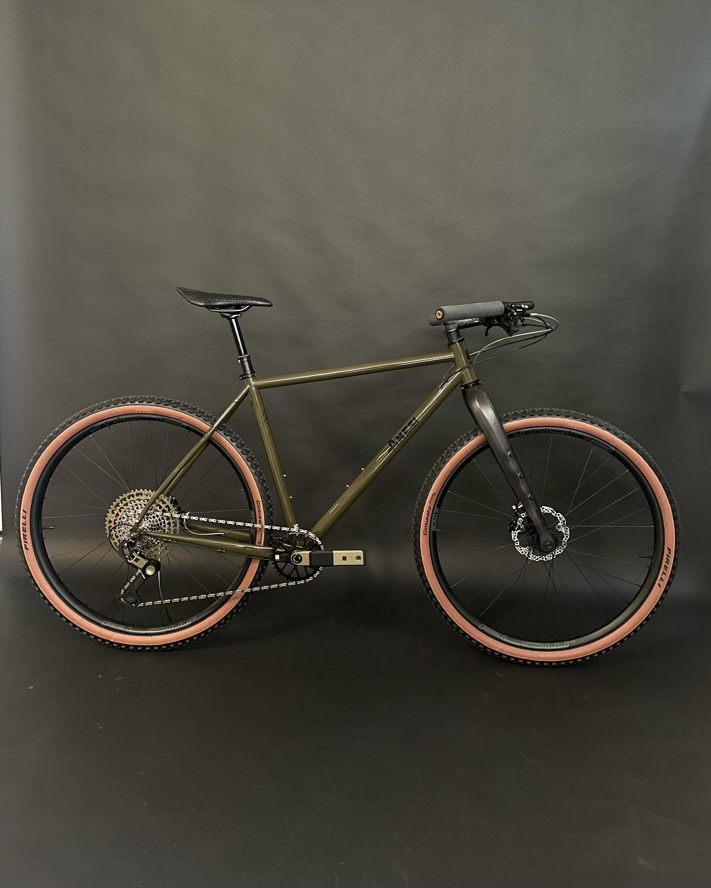 RAL 6014, with a super setup.

#anesicicli #borgosacco #adhoc #rovereto #craftmanship #steel #custom #gravel #custombike #framebuilding #steelisreal #cycling  #handcrafted #handmade #craft #bespoke #custombicyclemovement #madeinitaly #madeintrentino 