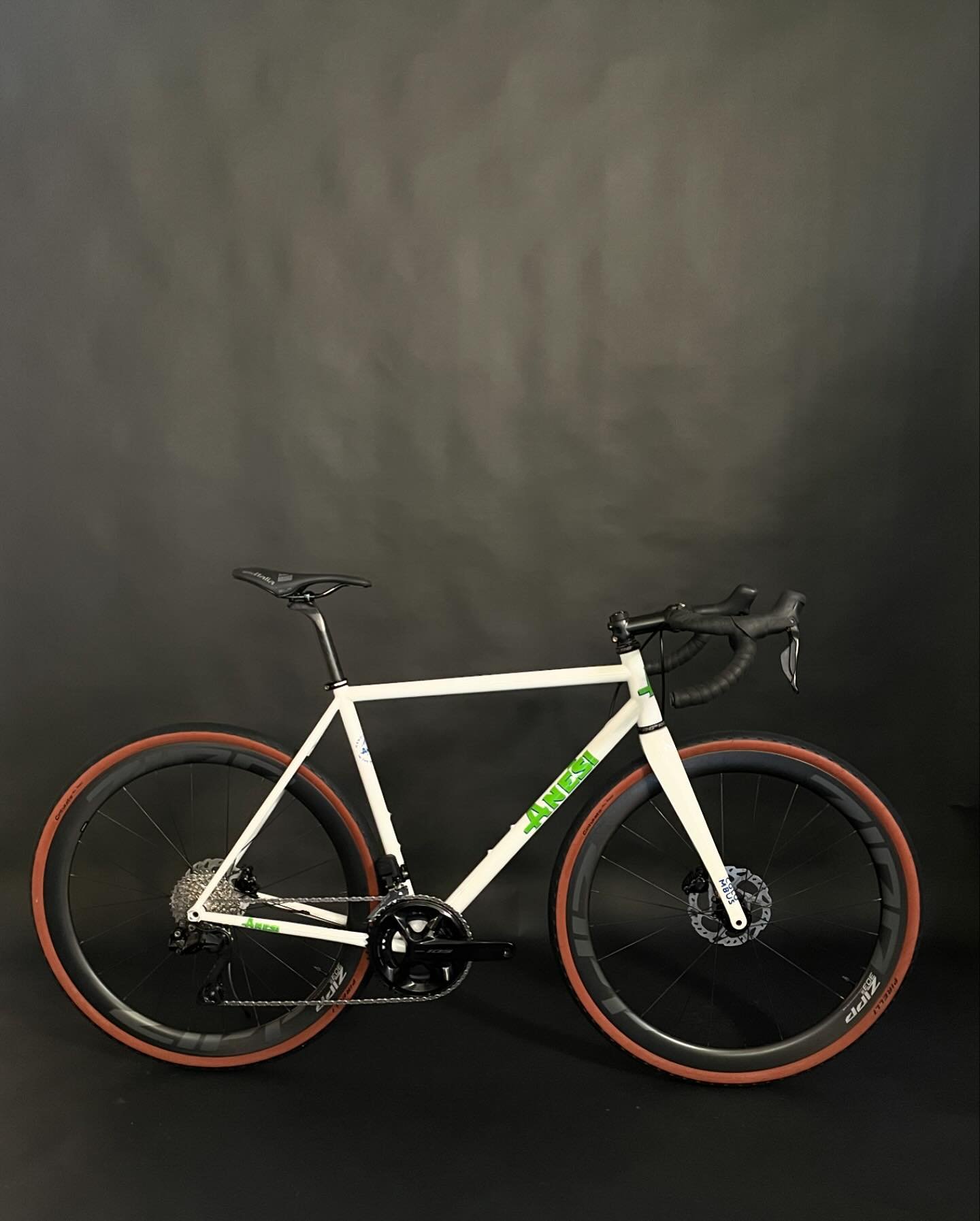 All Road - Racing paint scheme 

#anesicicli #borgosacco #adhoc #rovereto #craftmanship #steel #custom #gravel #custombike #framebuilding #steelisreal #cycling  #handcrafted #handmade #craft #bespoke #custombicyclemovement #madeinitaly #madeintrentin