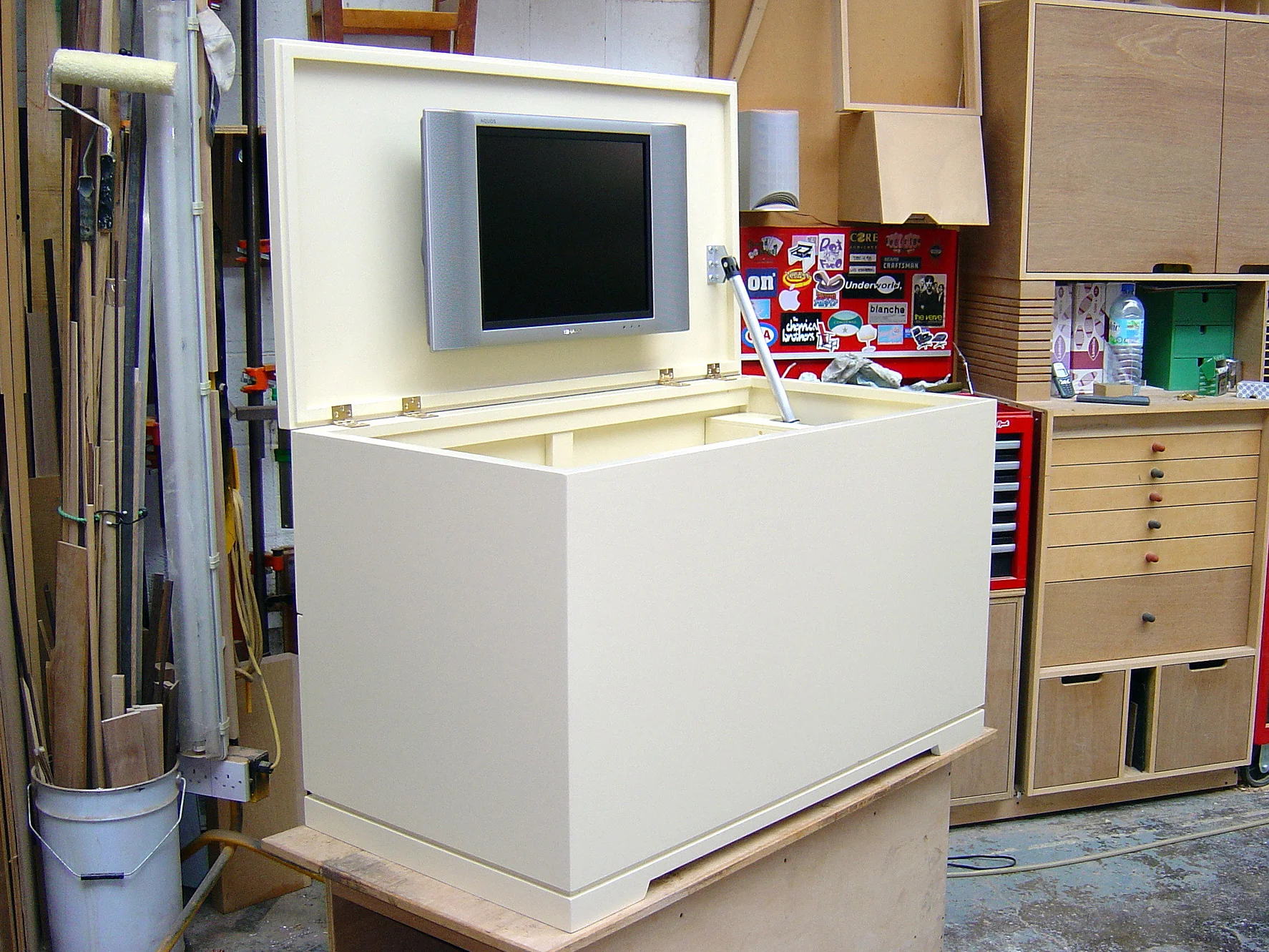 End of bed chest with remote controlled TV lift