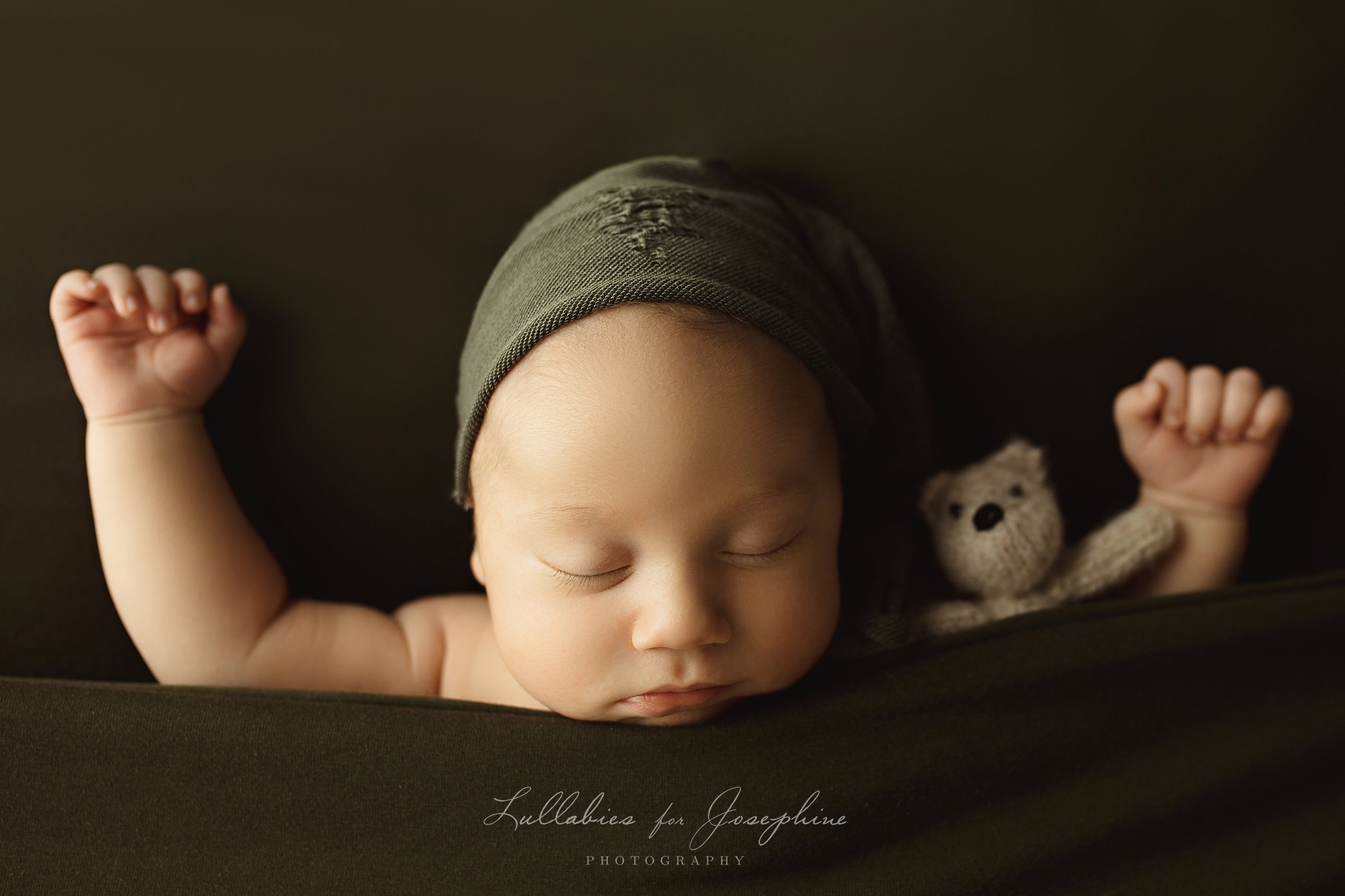 wayne-newborn-photographer-baby-relaxed-pose-teddy