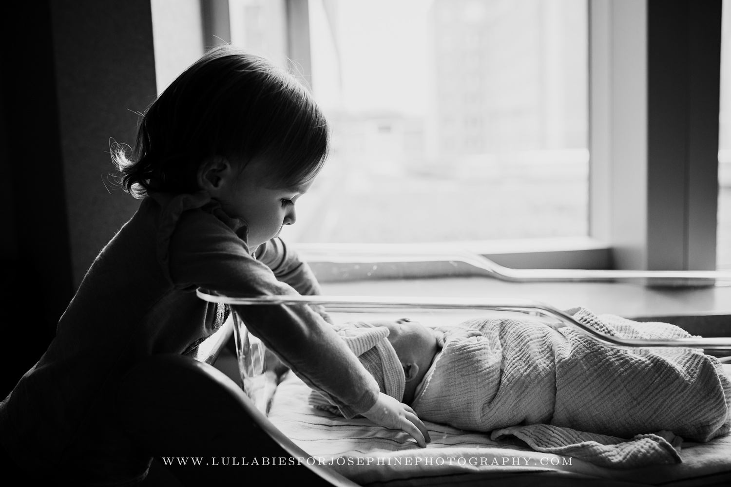 Fresh 48- hospital-newborn-photo-session-siblings-window-love