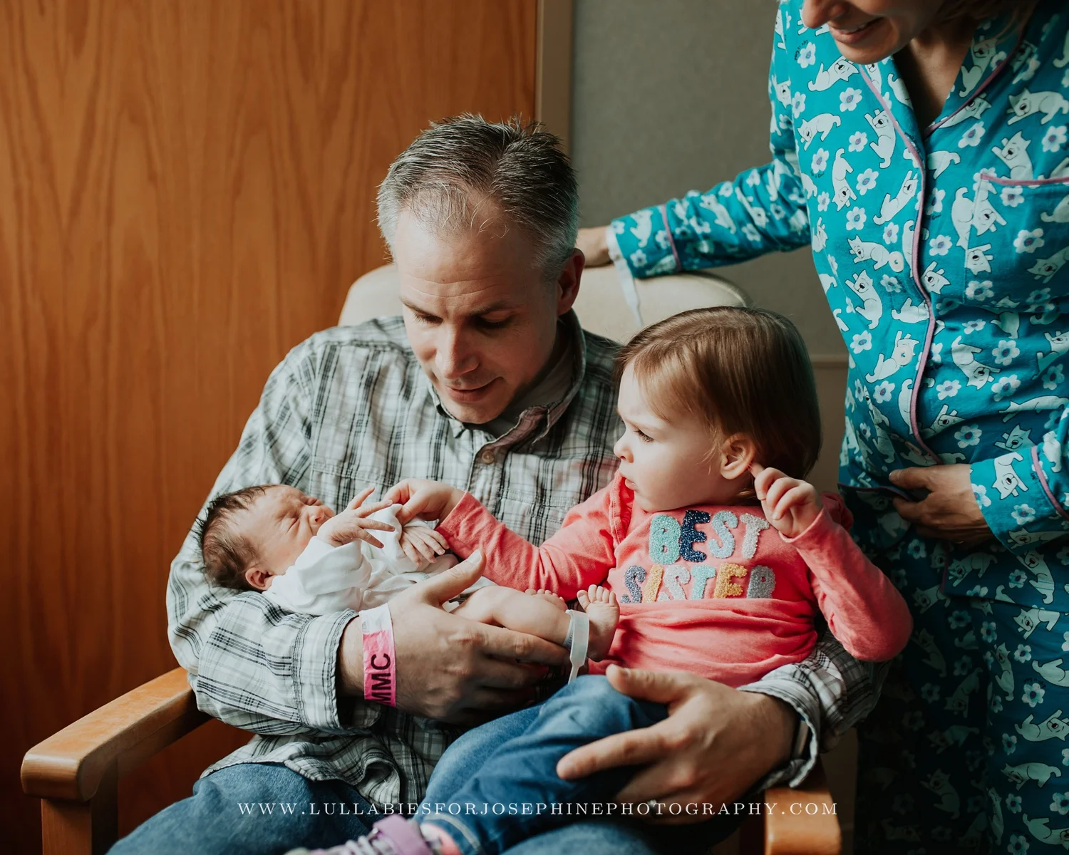 nj-family-photographer-siblings-meeting-lifestyle-hospital-session