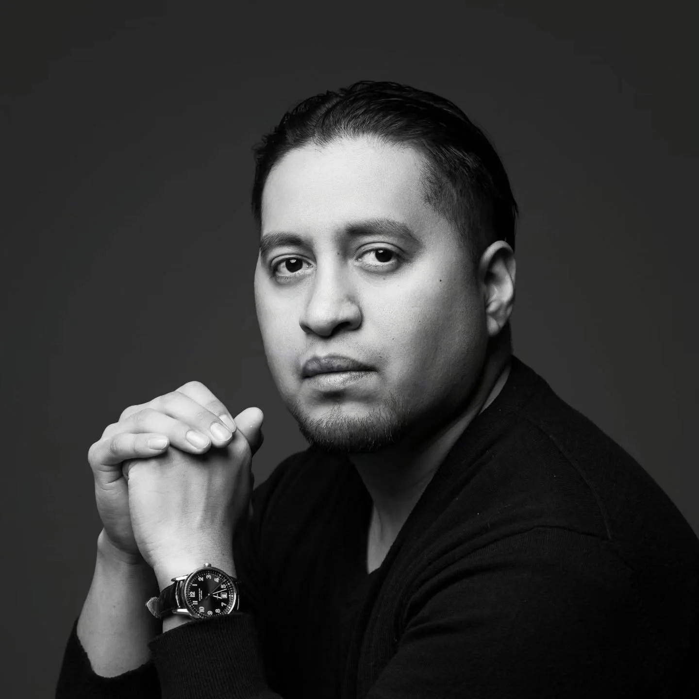 Not a big smiler? Totally fine.
Confidence doesn&rsquo;t need a grin. 

He came to the studio saying he hated pictures of himself. 😂 He left surprised&hellip; and then he left happy. That&rsquo;s the whole point of what I do: create an experience th