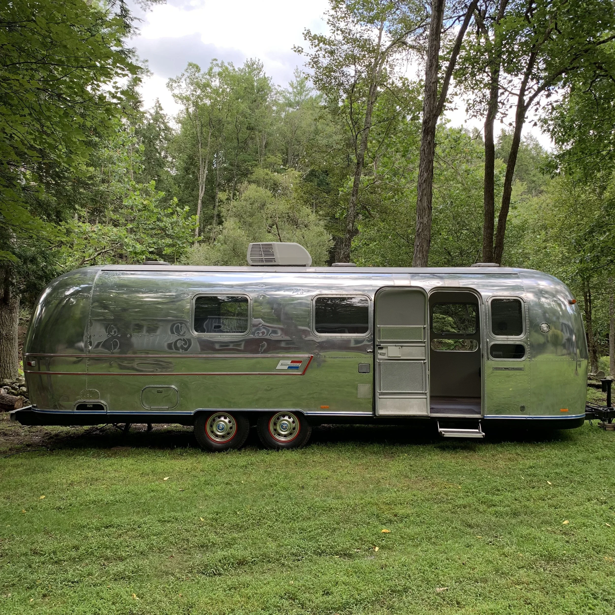 1973 Airstream Ambassador, 29 feet, beautifully renovated with high-end finishes, a perfect and complete guesthouse