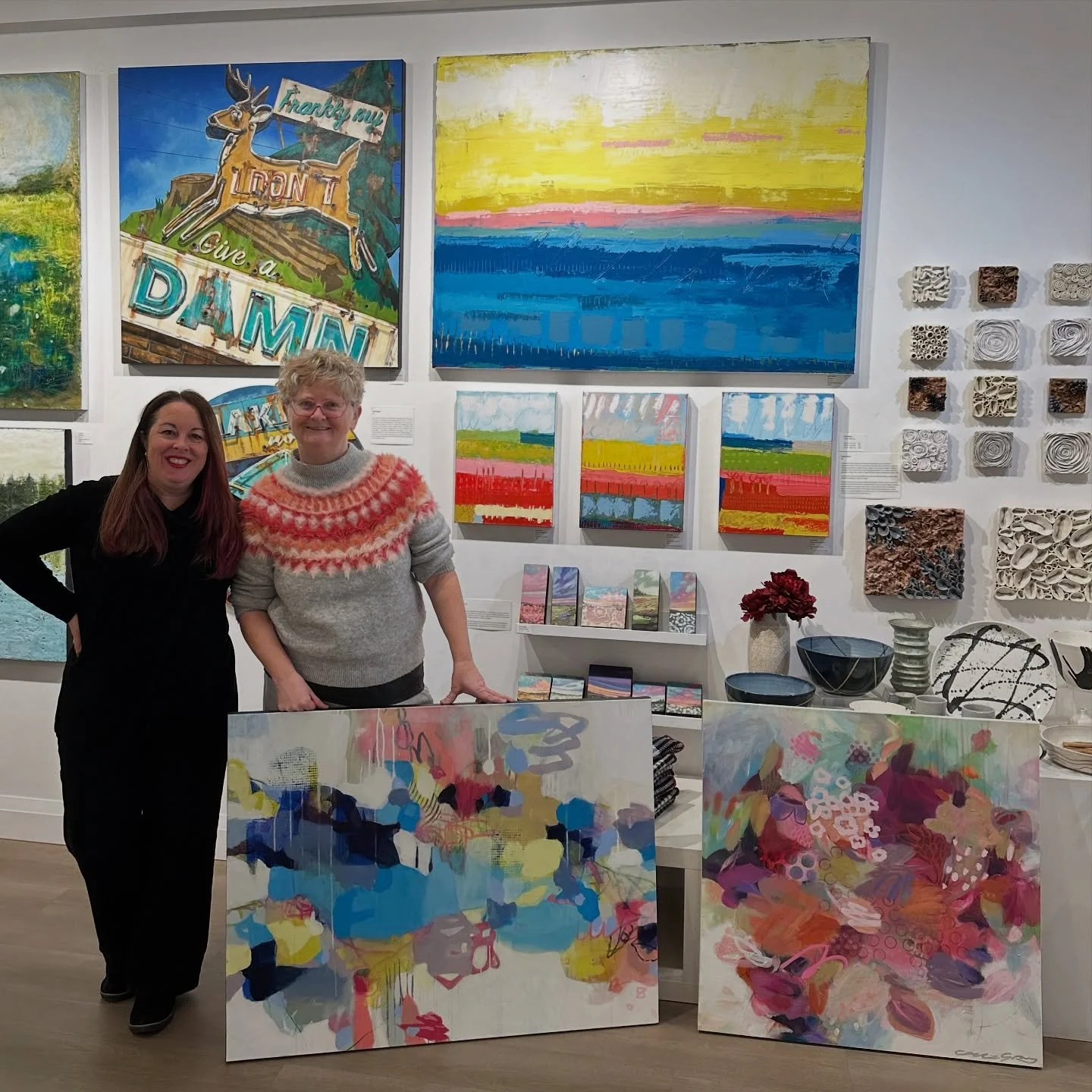 NEW✨It was wonderful to have Callie Gray drop by this morning and deliver some gorgeous new abstract paintings to us! 

Be sure to visit us soon @bluecrowgallery to see these pieces up close. If you&rsquo;re looking for a new splash of colour for you