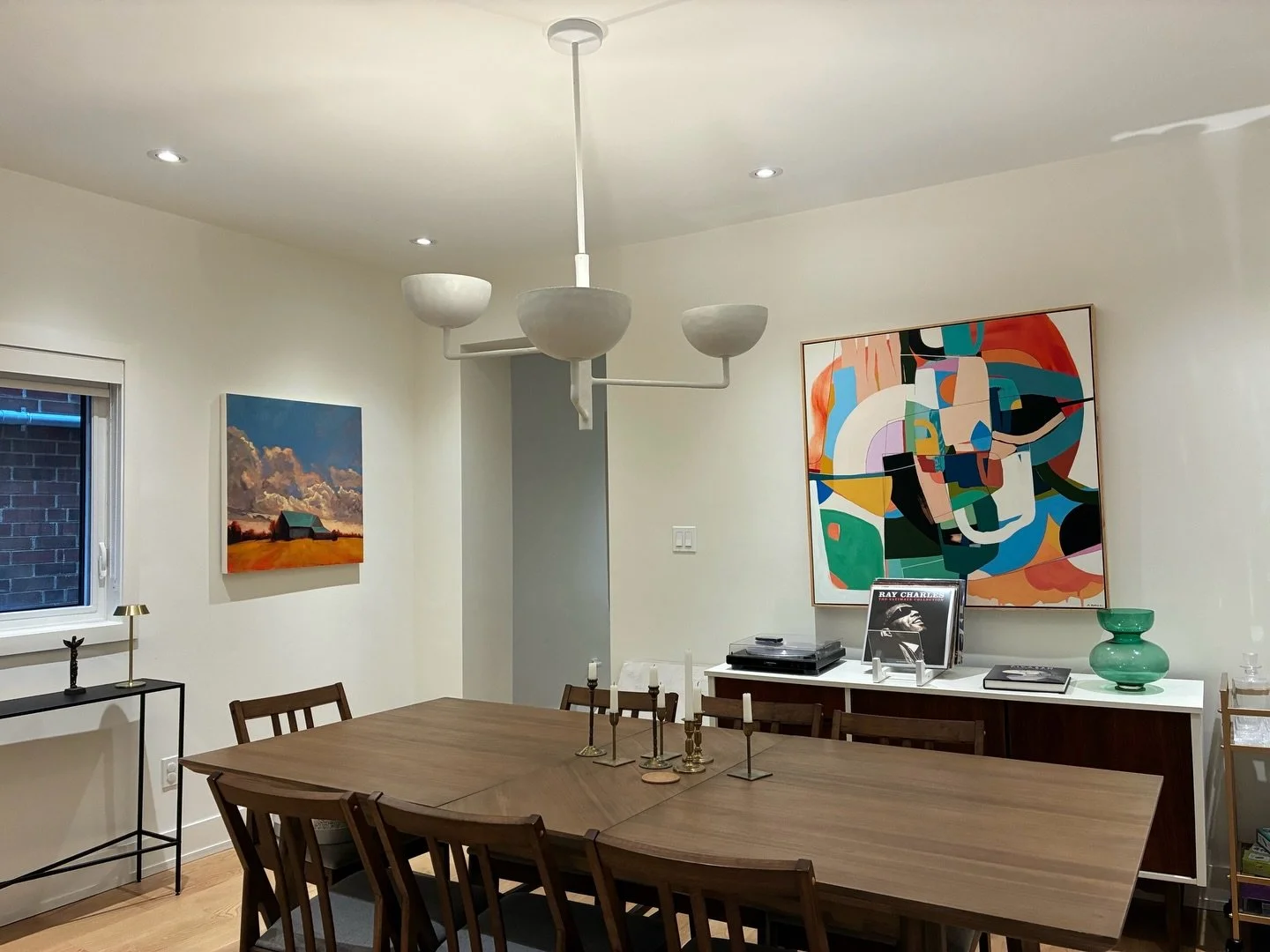 We love when clients send us photos of the work they have purchased hung in their spaces. This collector recently added this beautiful oil painting by @by_edabrown to their dining room. I think it complements beautifully the large commission piece we